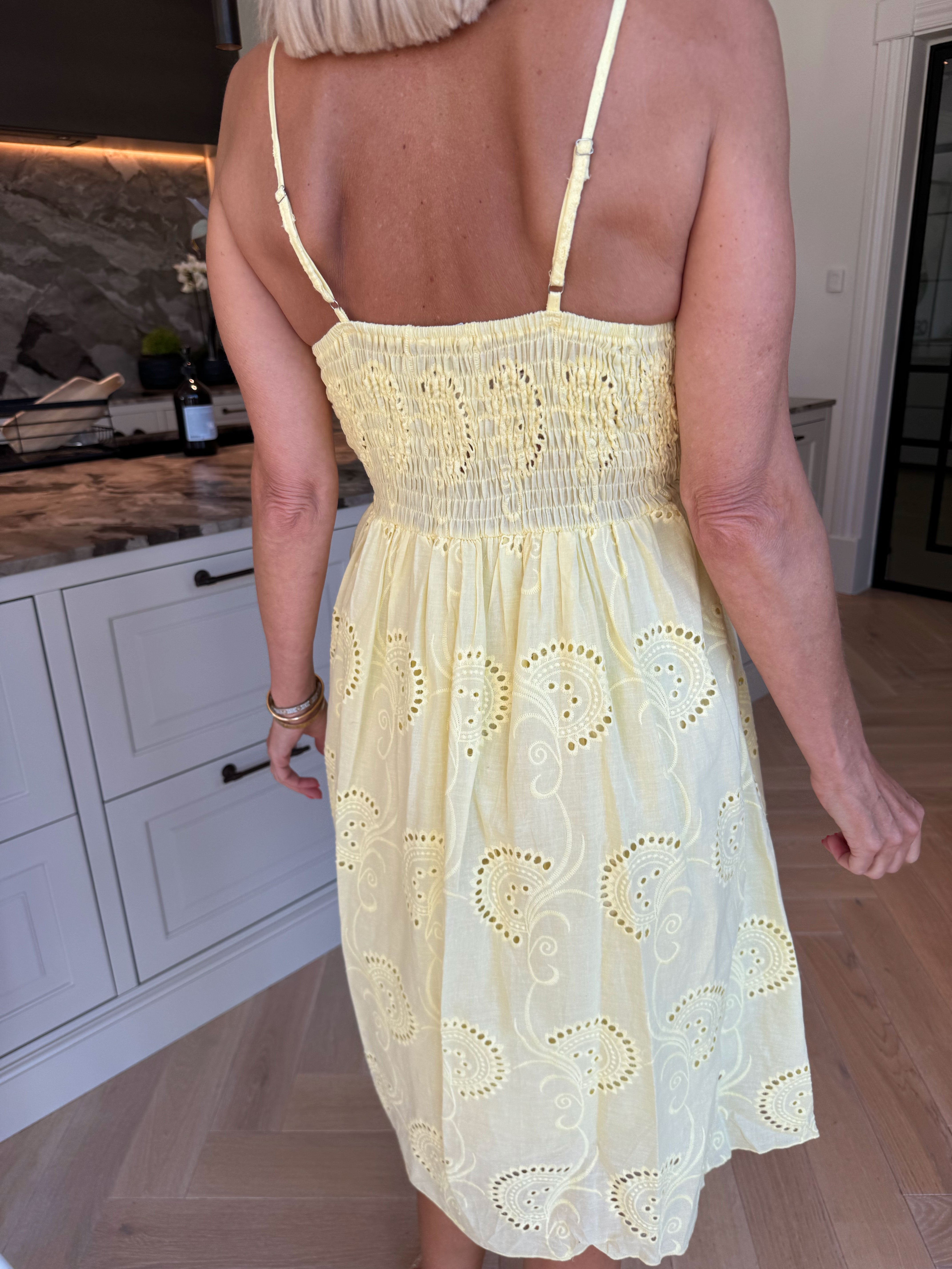 Lovisa Short - Feminin stropkjole med broderie anglaise og snøre under brystet