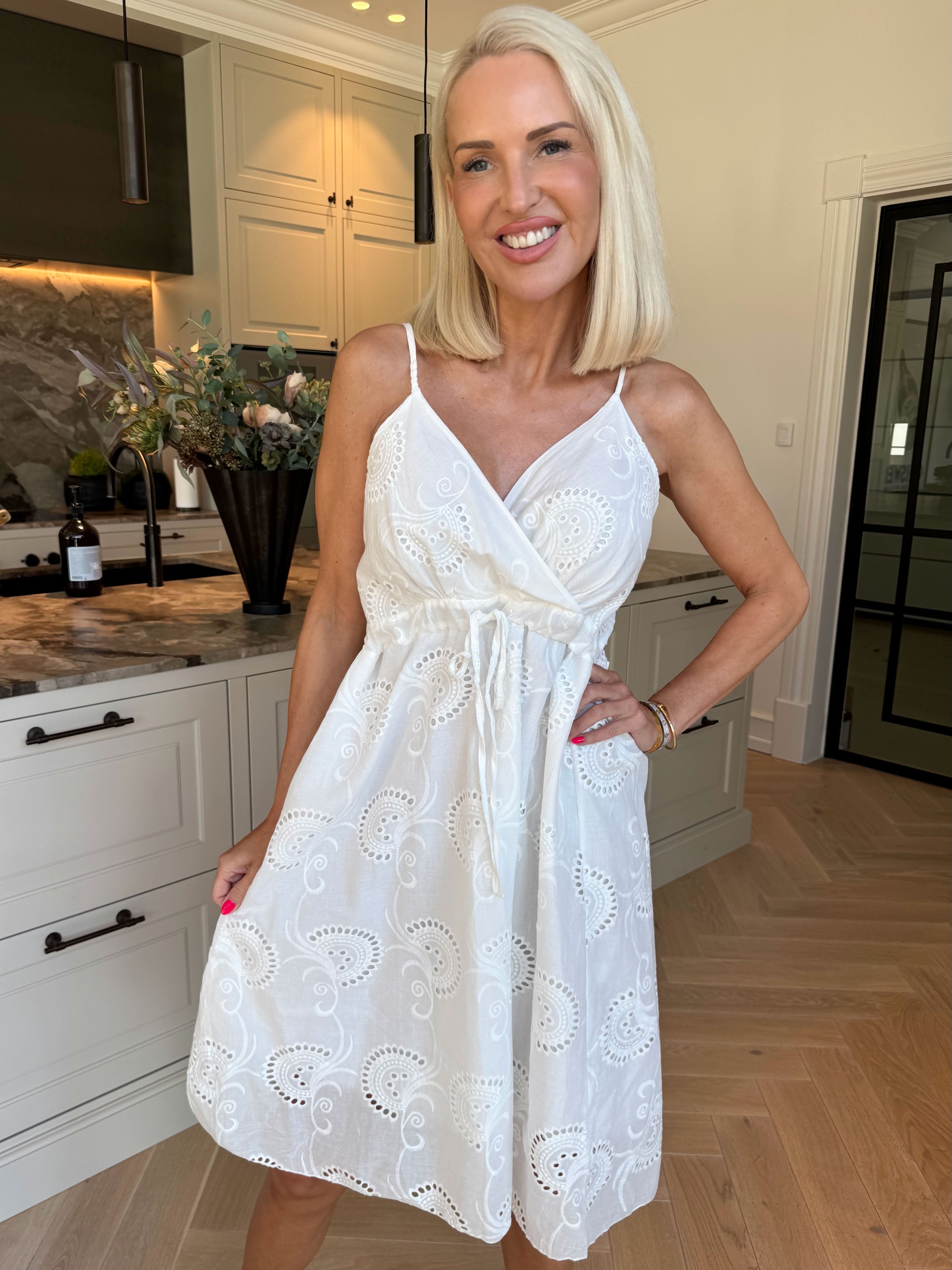 Lovisa Short - Feminin stropkjole med broderie anglaise og snøre under brystet