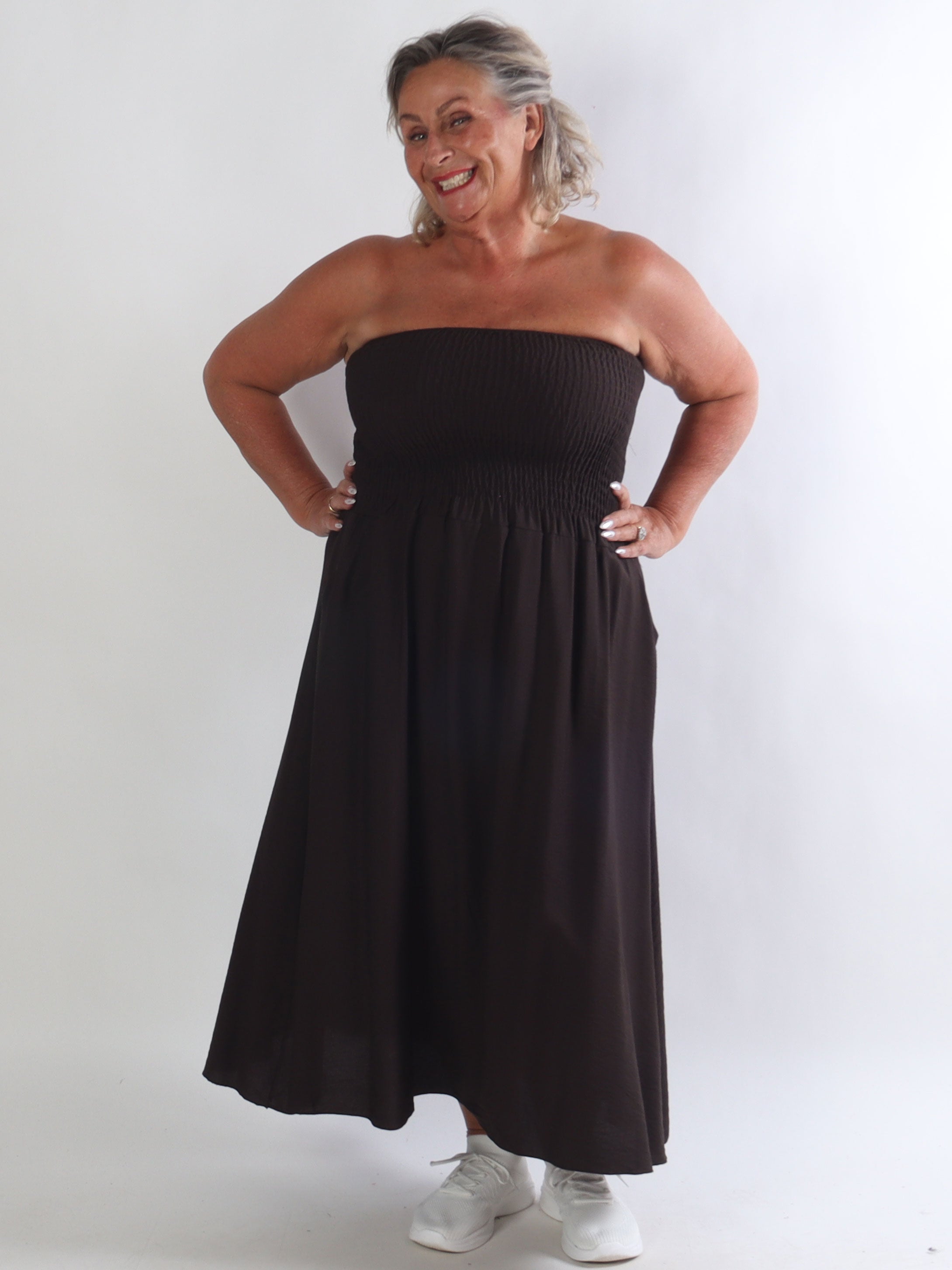 Lucianda - Stropløs plus size kjole i viskose med smock og lommer