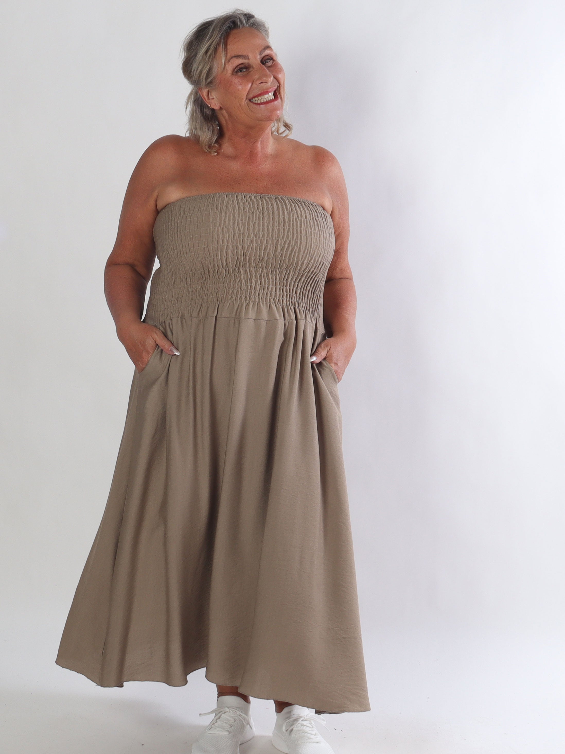 Lucianda - Stropløs plus size kjole i viskose med smock og lommer