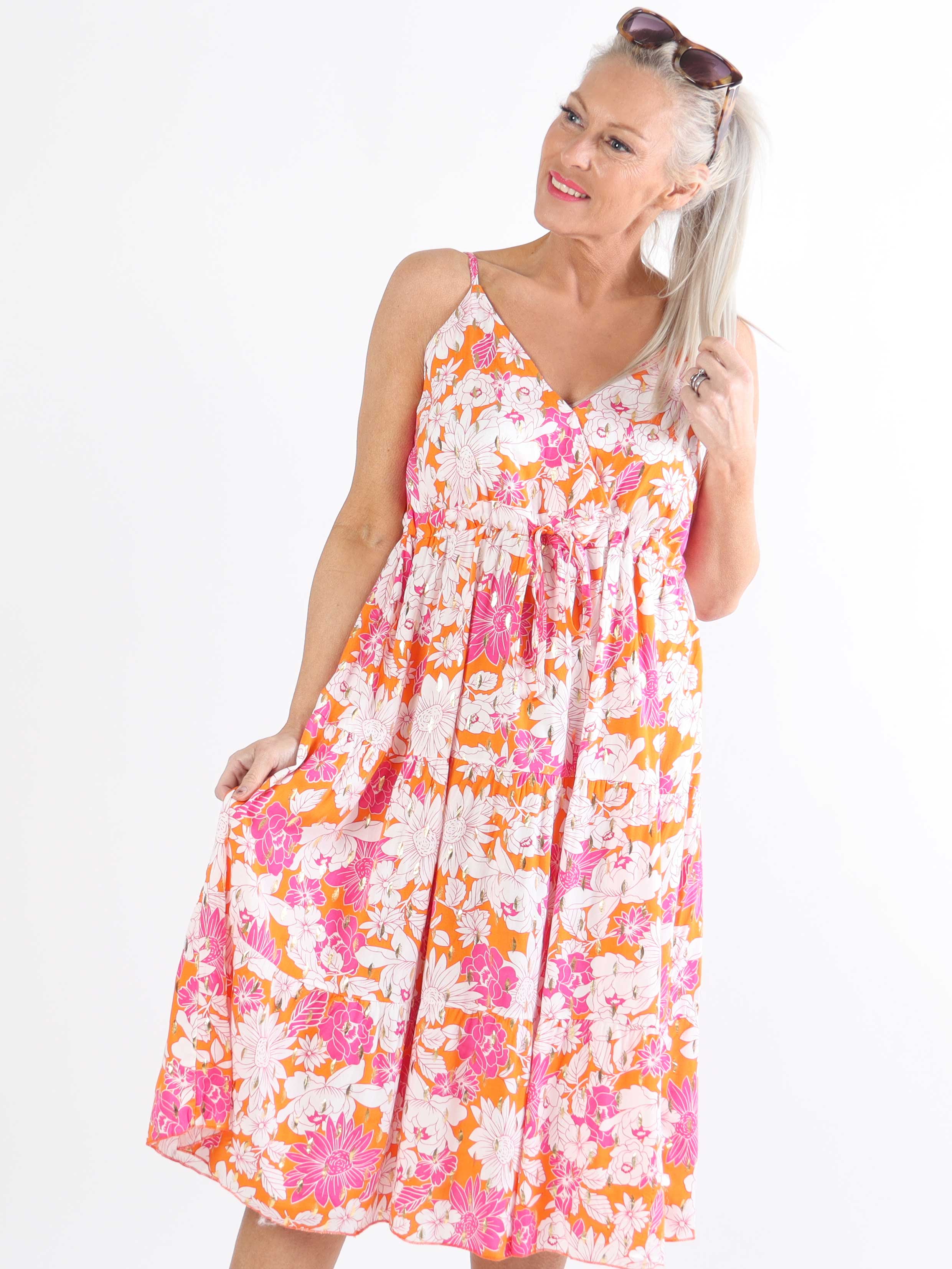 Lucie Flower Short - Plus size viskosbandklänning i blommigt tryck med v-ringning