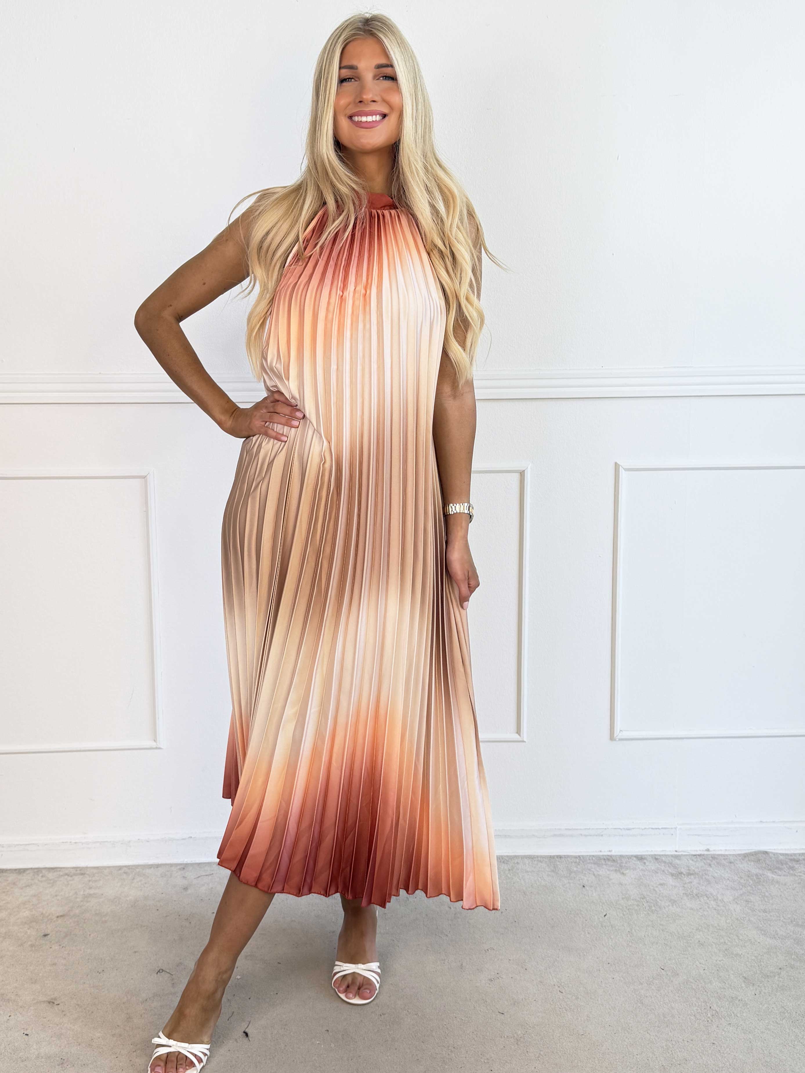 Madison Batik - Elegant lang plisseret kjole med smukt batikmønster og en fin sløjfedetalje