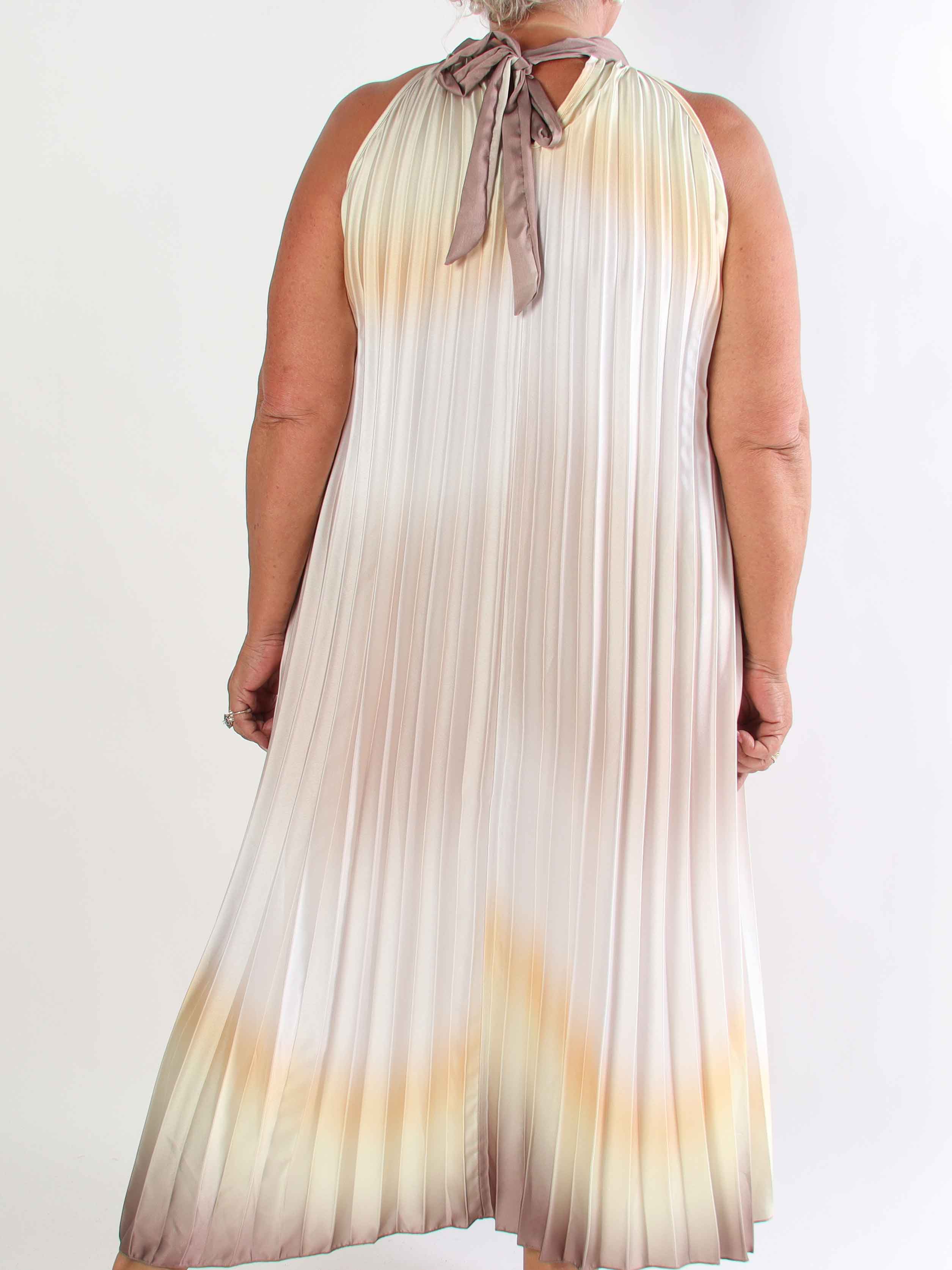 Madison Batik - Lang plus size plisseret kjole med batikmønster og en fin sløjfedetalje