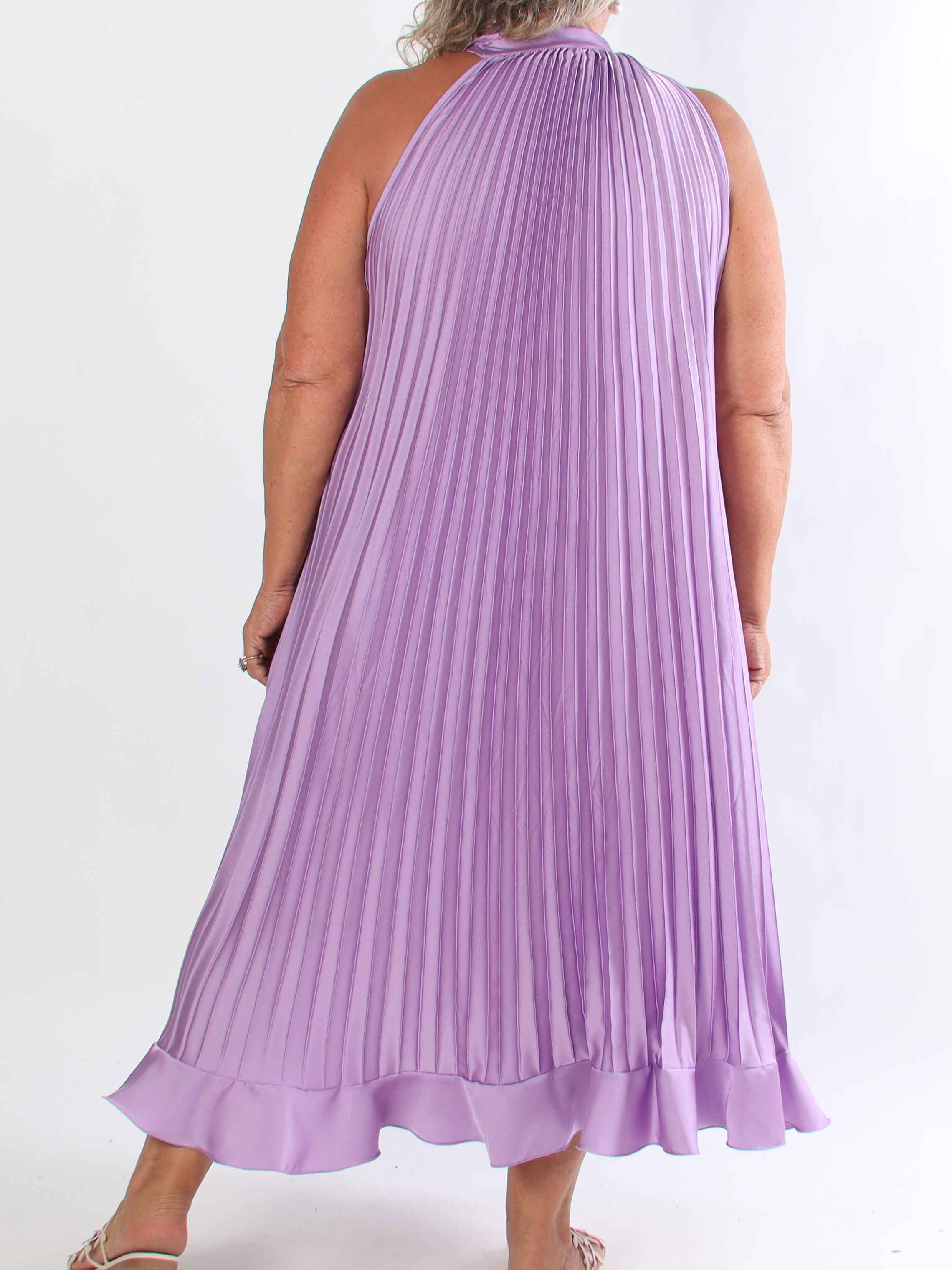 Madison - Lang plisseret plus size kjole med flæsekant forneden og sløjfe i halsen