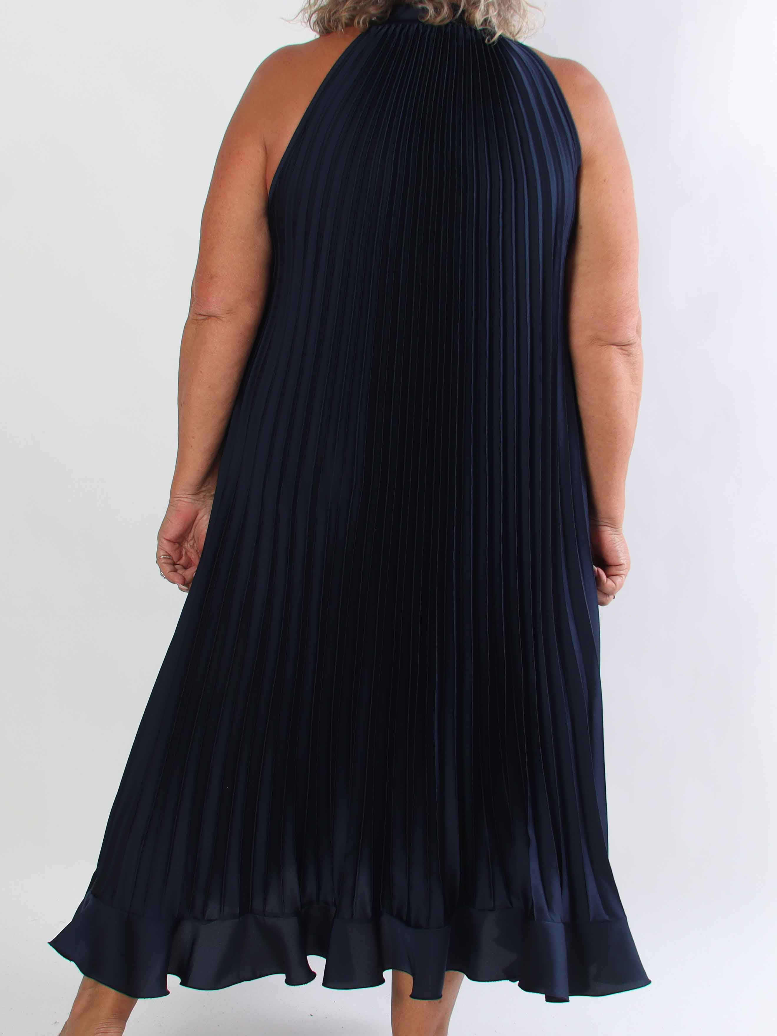 Madison - Lang plisseret plus size kjole med flæsekant forneden og sløjfe i halsen