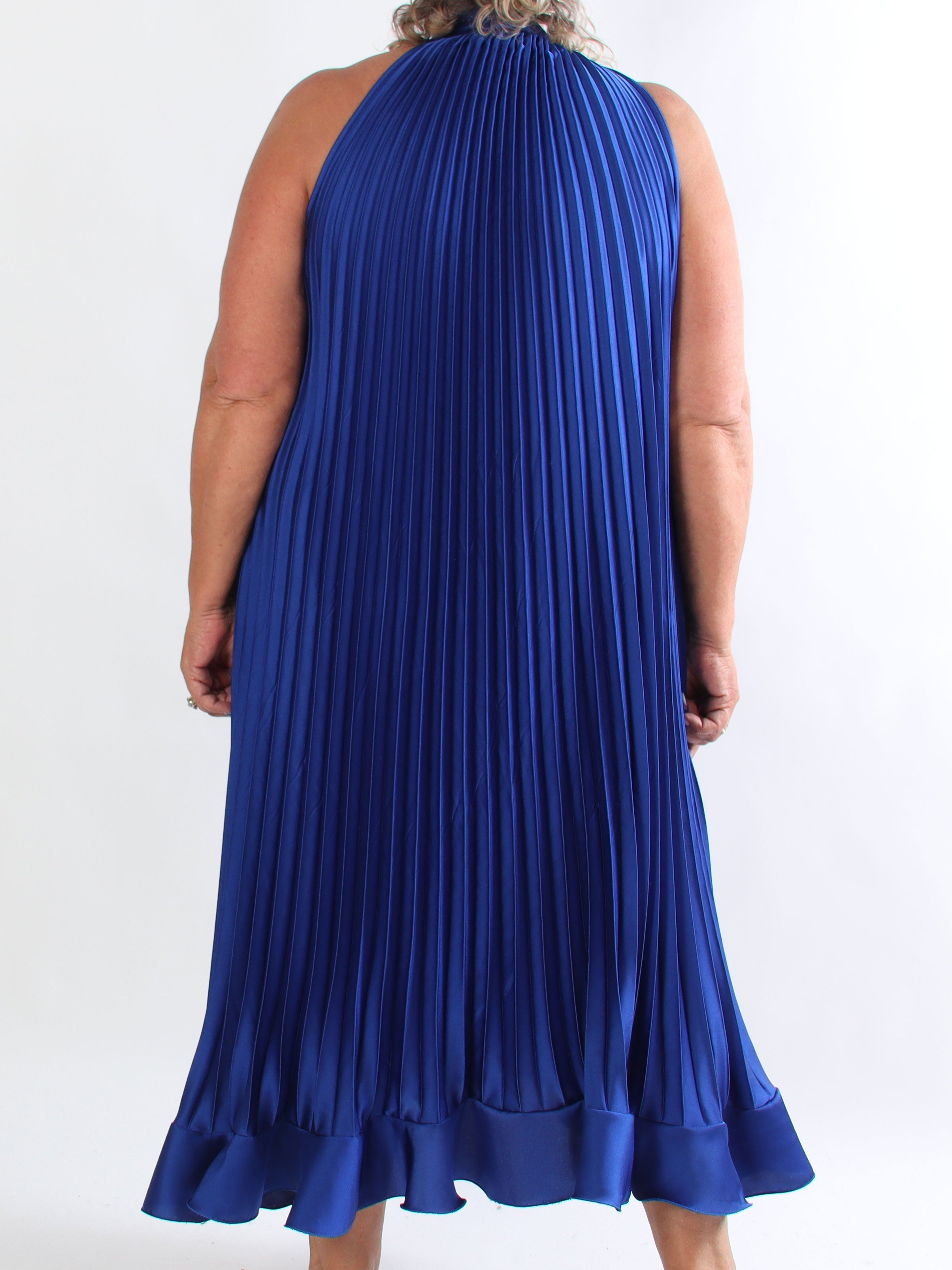 Madison - Lang plisseret plus size kjole med flæsekant forneden og sløjfe i halsen