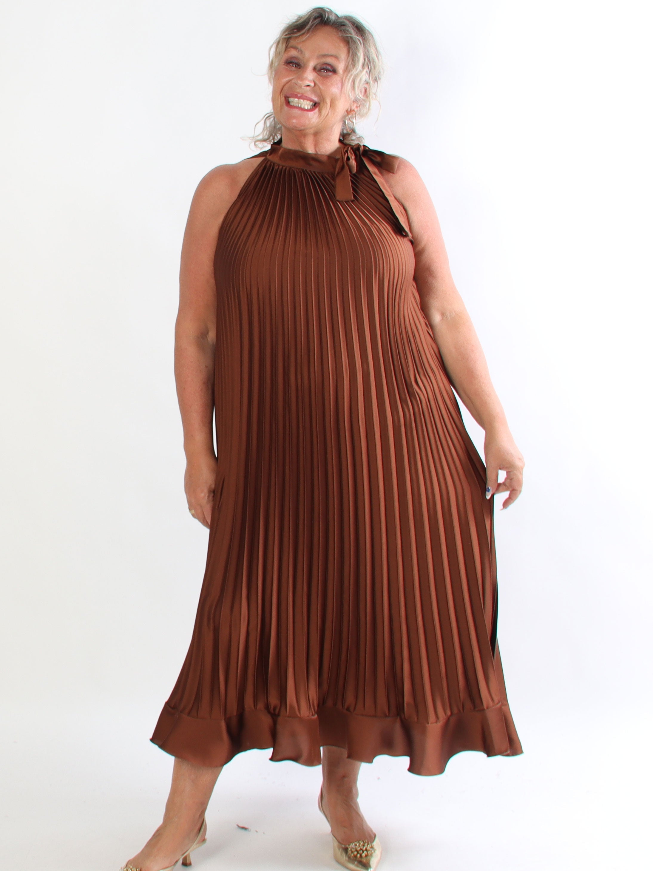 Madison - Lang plisseret plus size kjole med flæsekant forneden og sløjfe i halsen