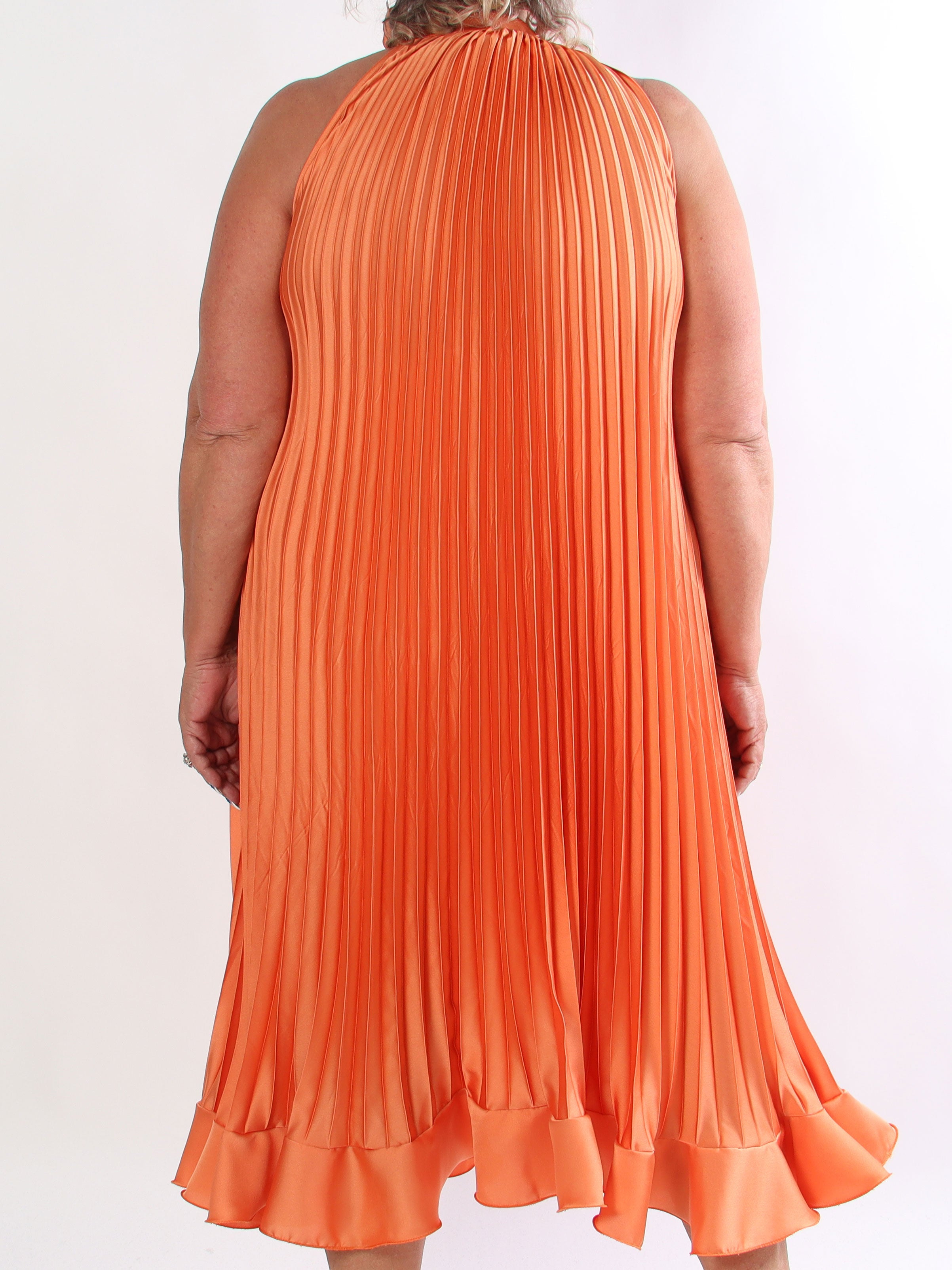 Madison - Lang plisseret plus size kjole med flæsekant forneden og sløjfe i halsen