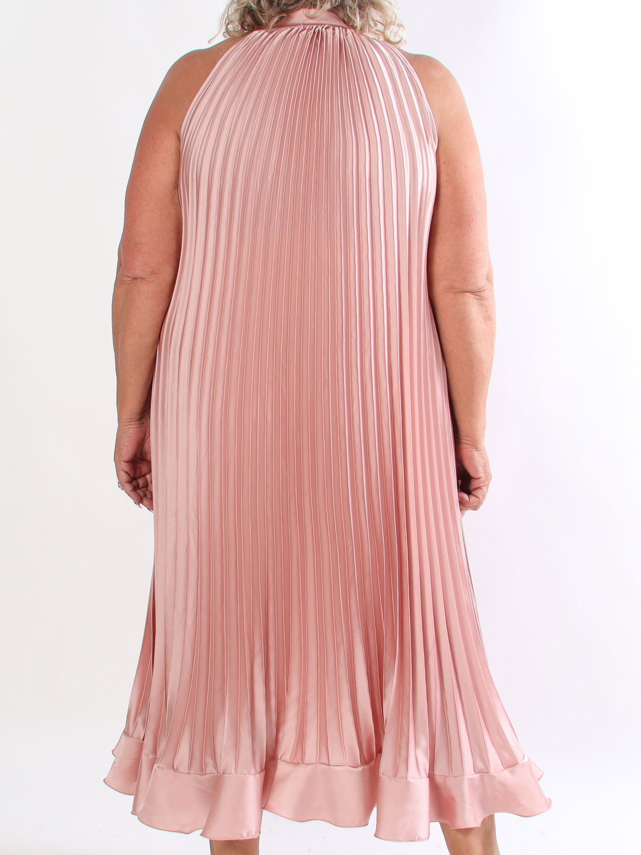 Madison - Lang plisseret plus size kjole med flæsekant forneden og sløjfe i halsen