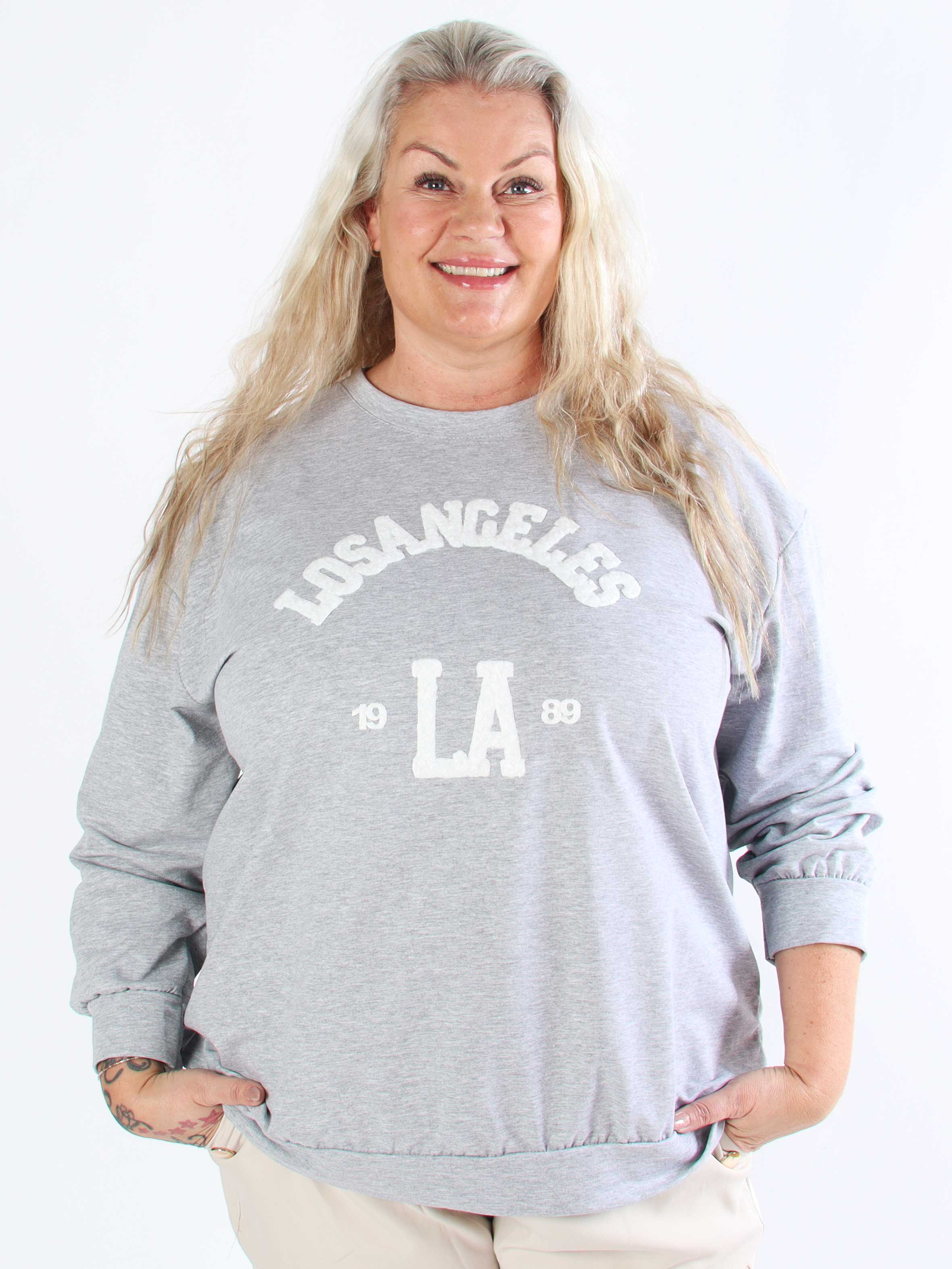 Magnolia - Plus size joggingtopp med LA skrivet i plysch