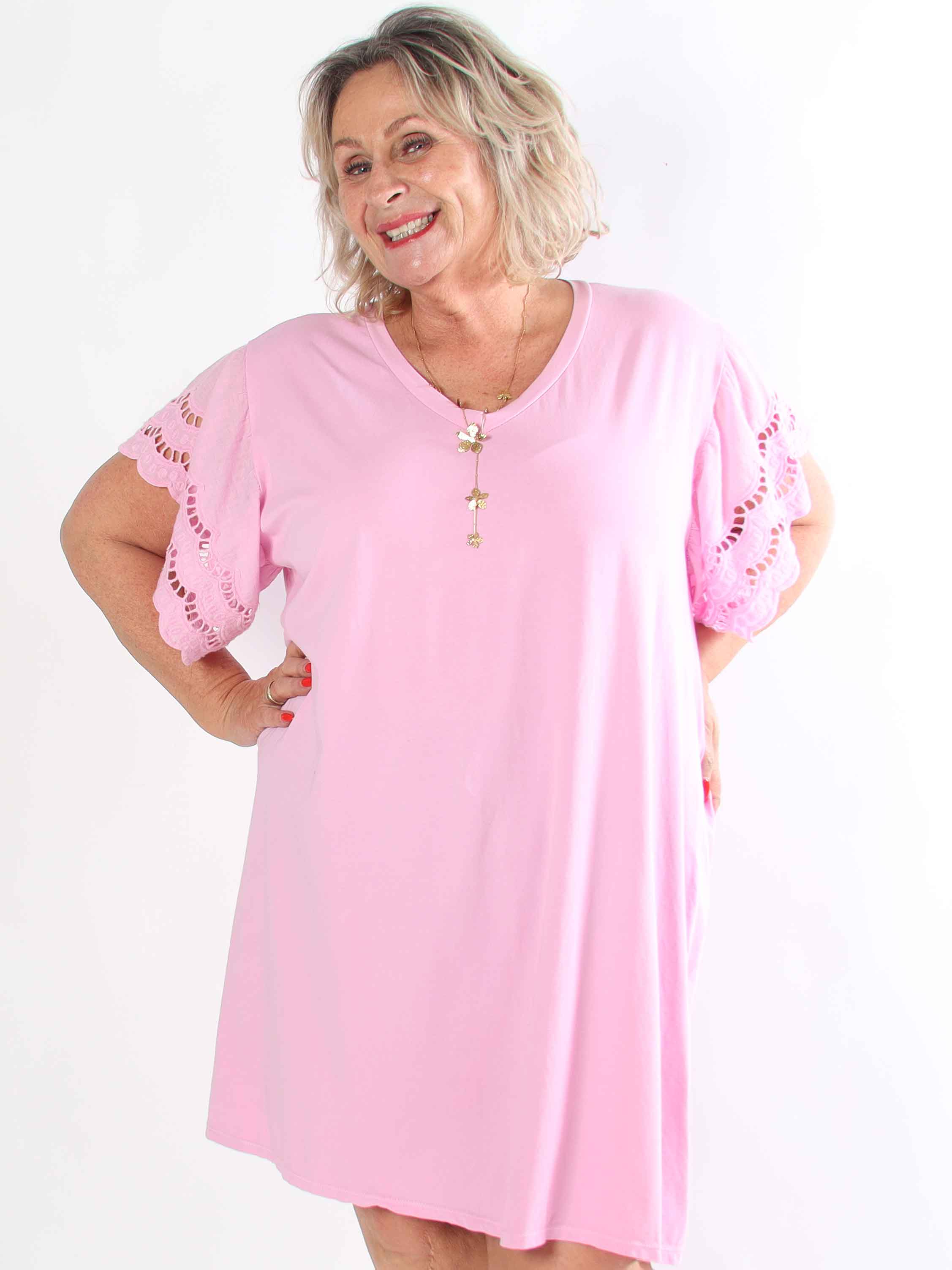 Magnolia - Plus size t-shirtkjole i blød bomuld med fine ærmer i broderet hulmønster