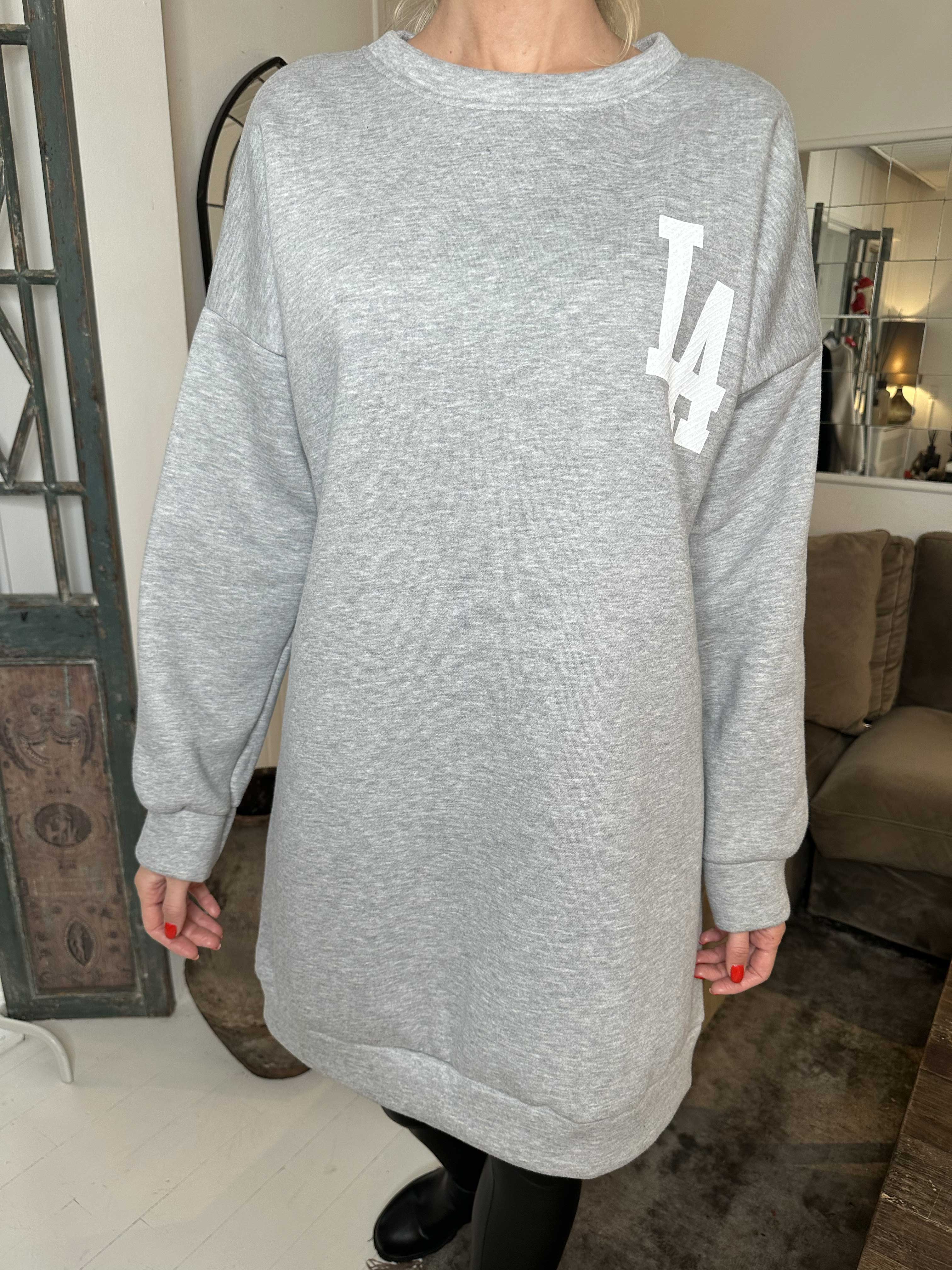 Maida - Lång sweatshirt med LA-tryck fram och bak
