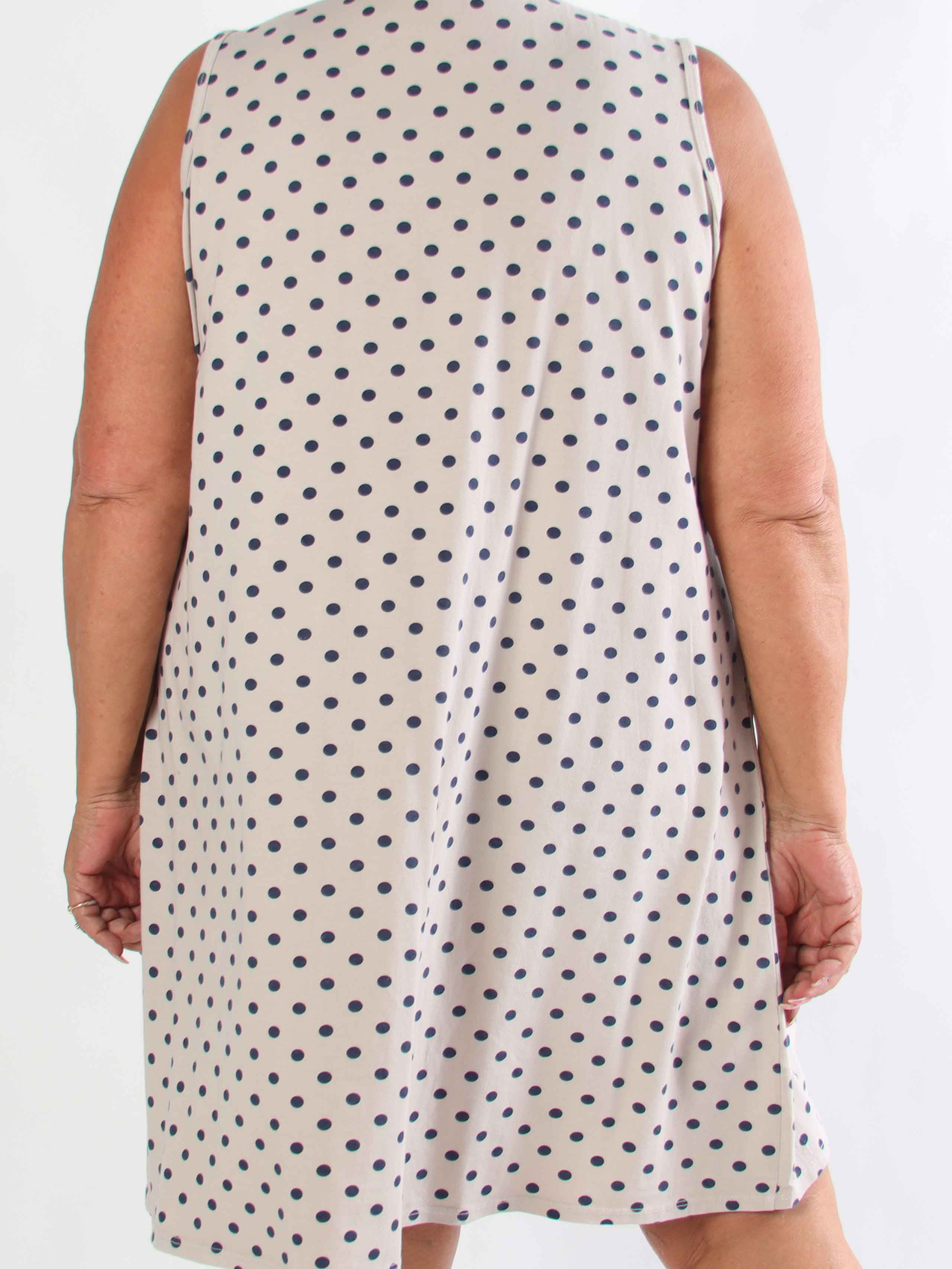 Maida - Plus size kjole i bomuld med prikker og fine blomster ved brystet