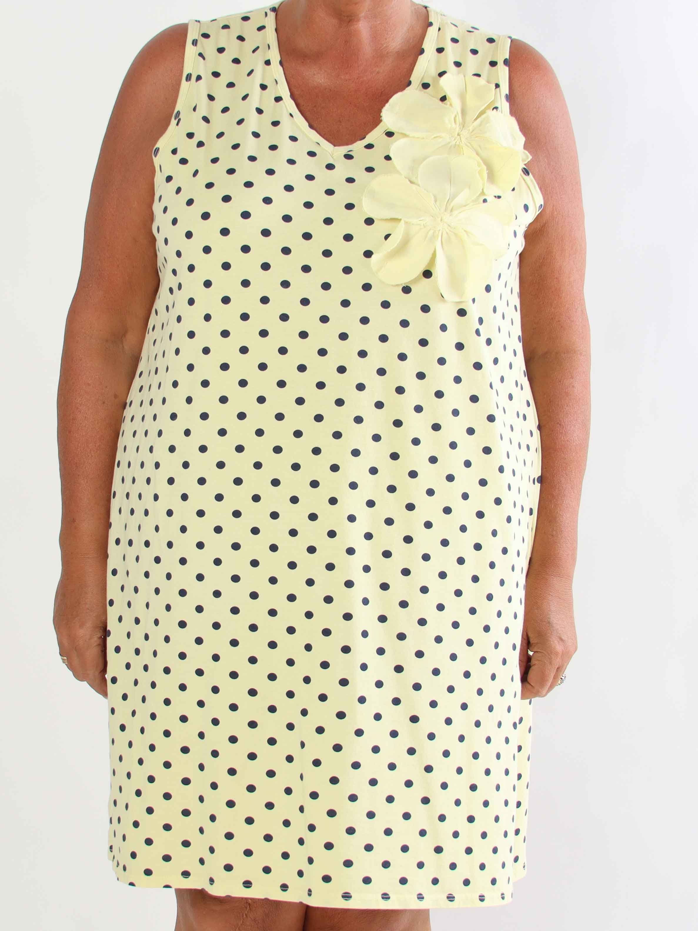 Maida - Plus size kjole i bomuld med prikker og fine blomster ved brystet