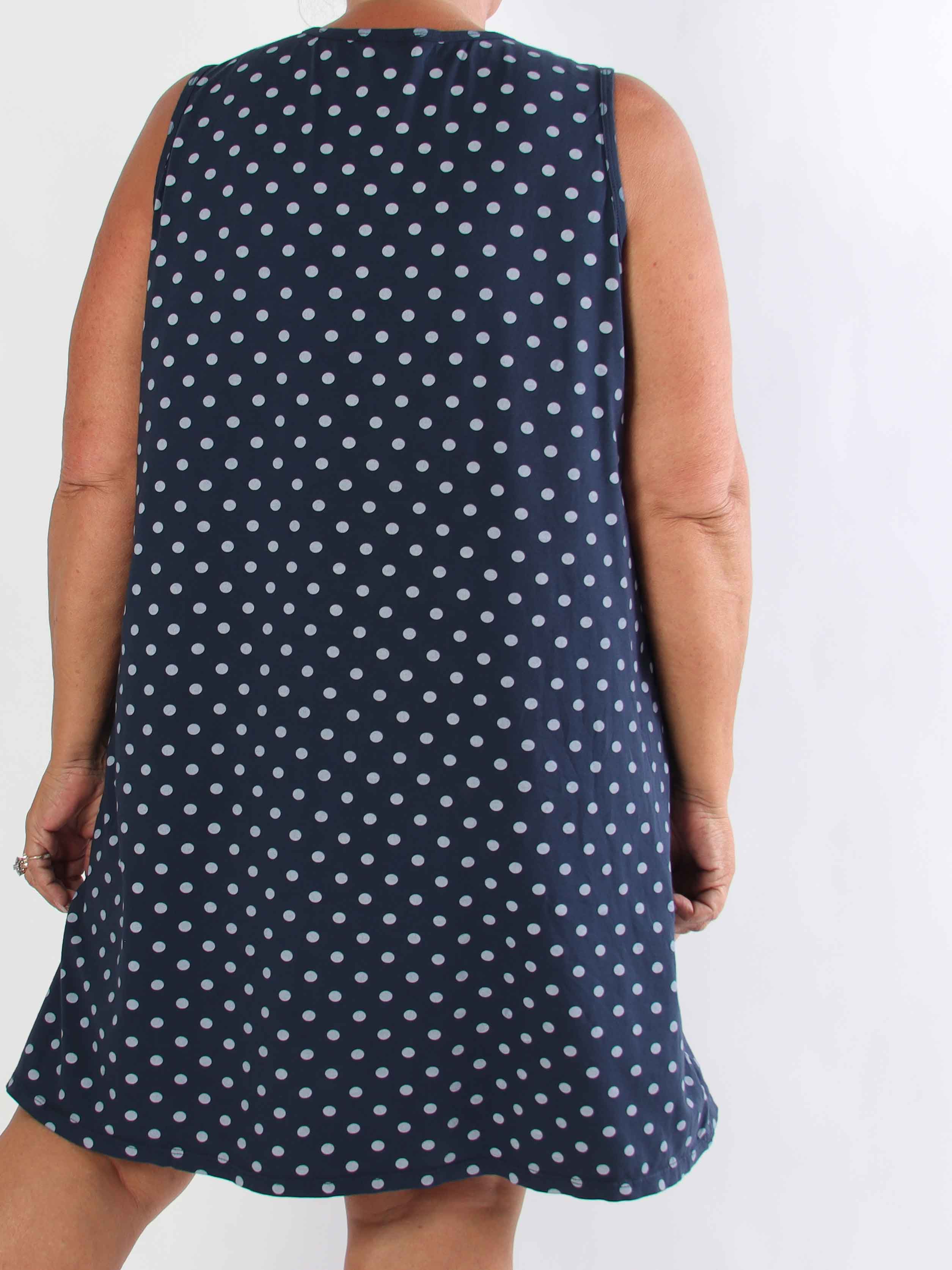 Maida - Plus size kjole i bomuld med prikker og fine blomster ved brystet