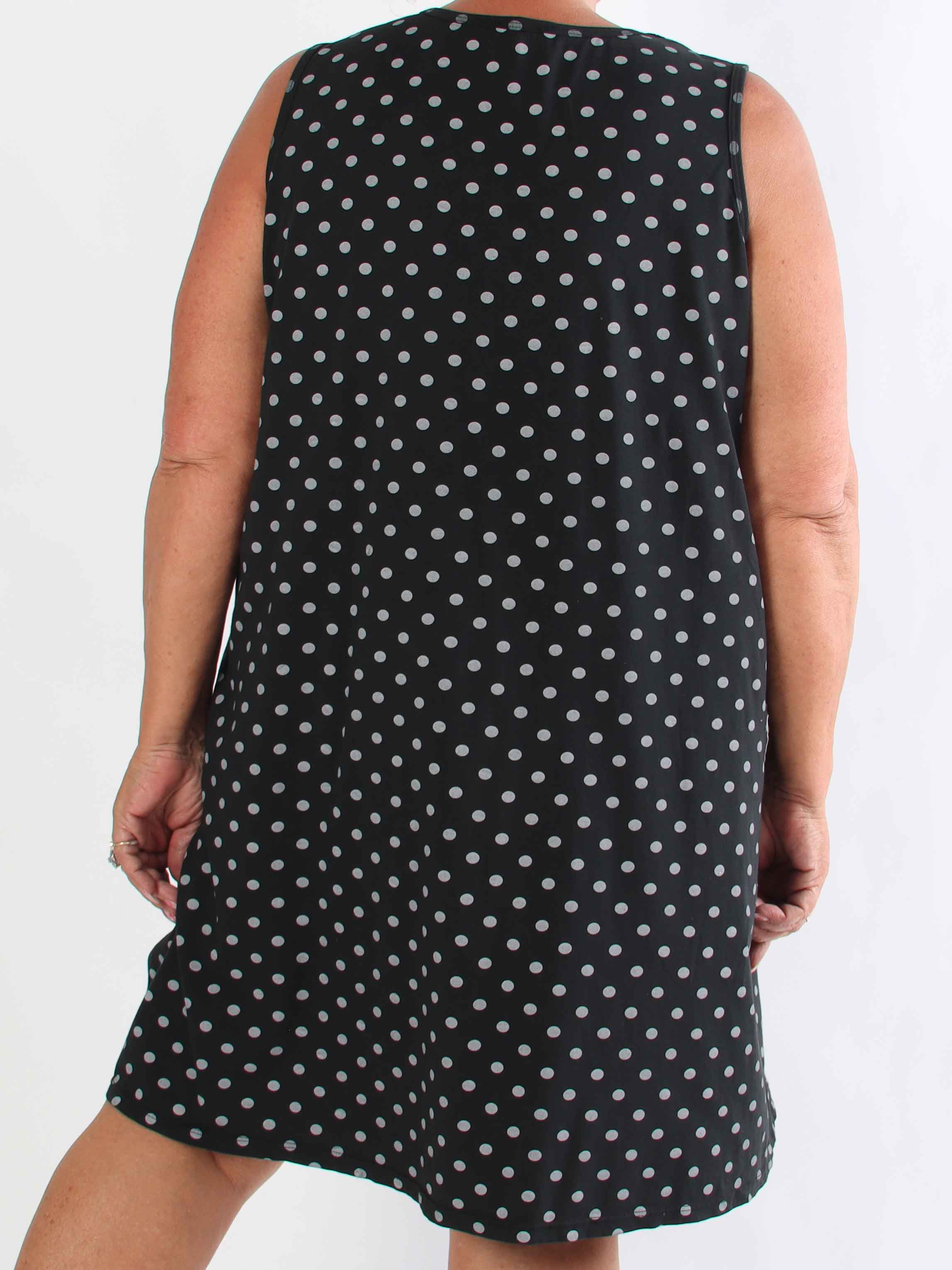 Maida - Plus size kjole i bomuld med prikker og fine blomster ved brystet