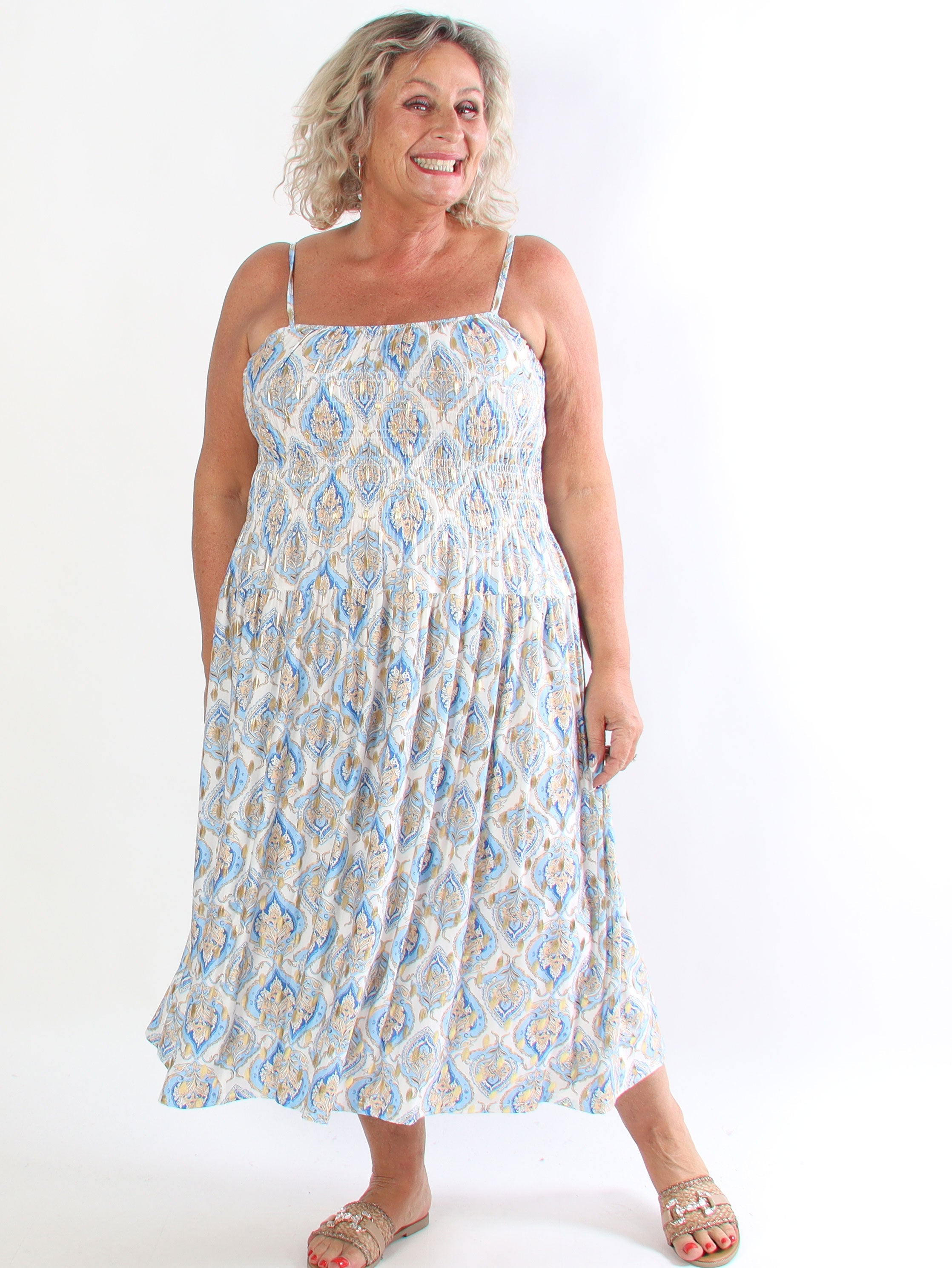 Maira Oasis - Plus size stropkjole med guld dutter og smock henover brystet
