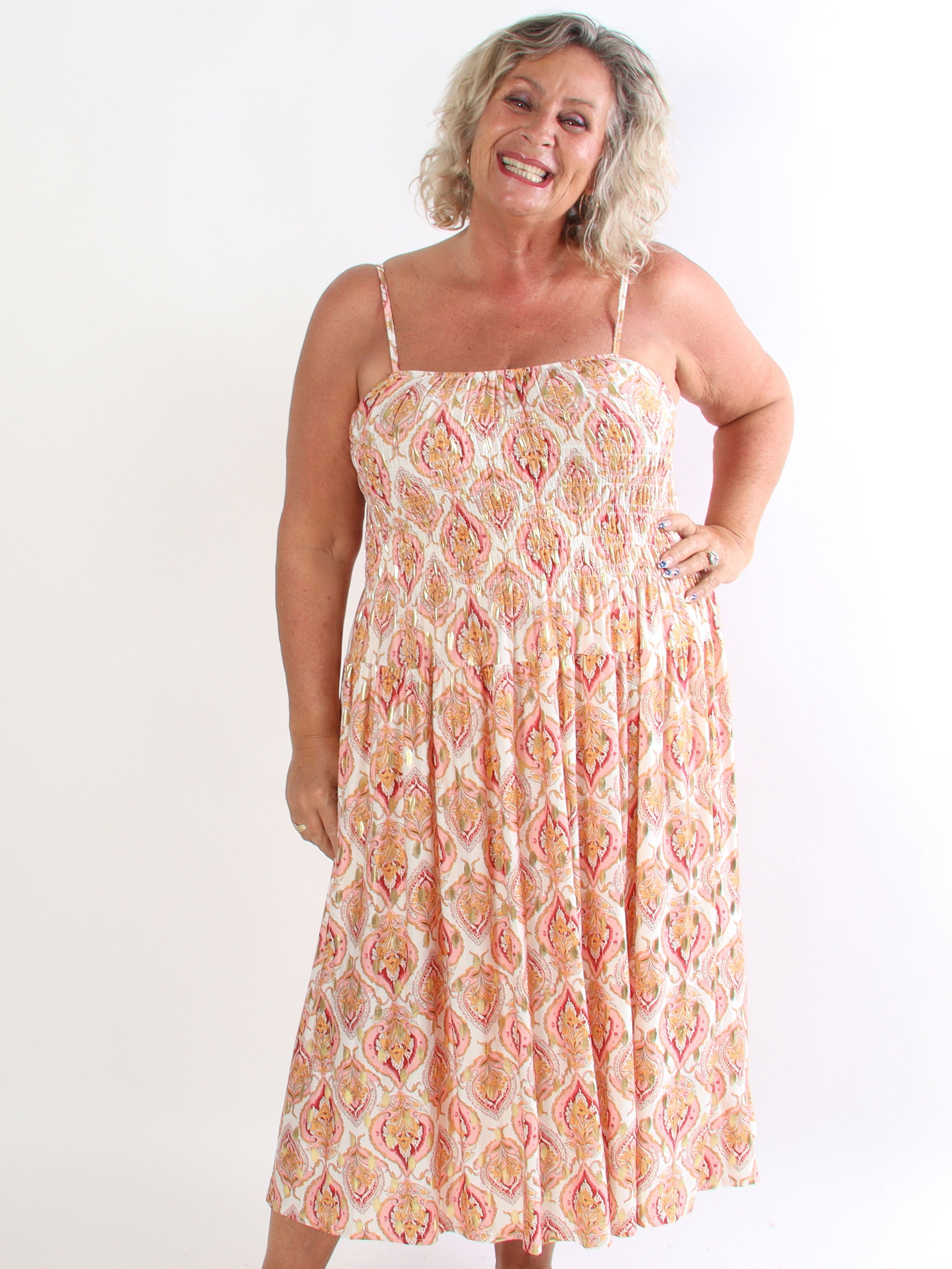 Maira Oasis - Plus size stropkjole med guld dutter og smock henover brystet