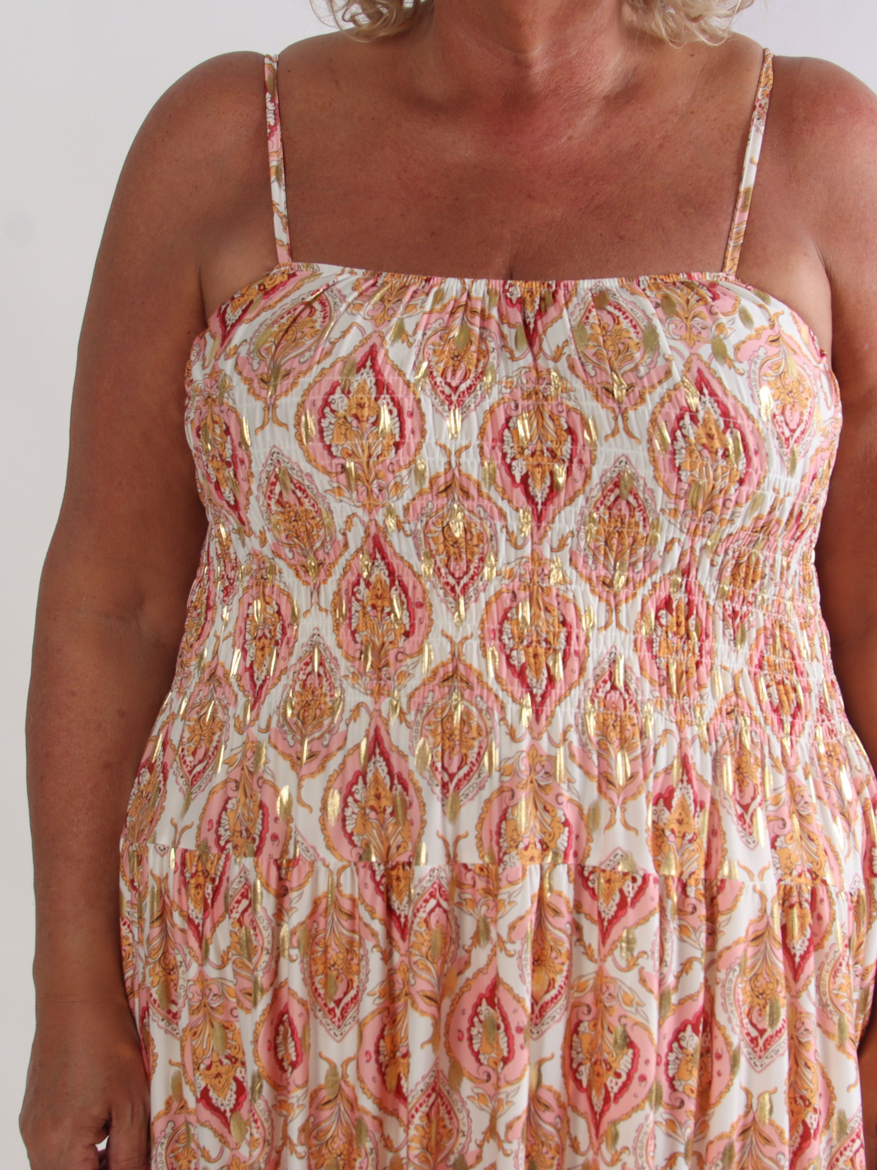 Maira Oasis - Plus size stropkjole med guld dutter og smock henover brystet