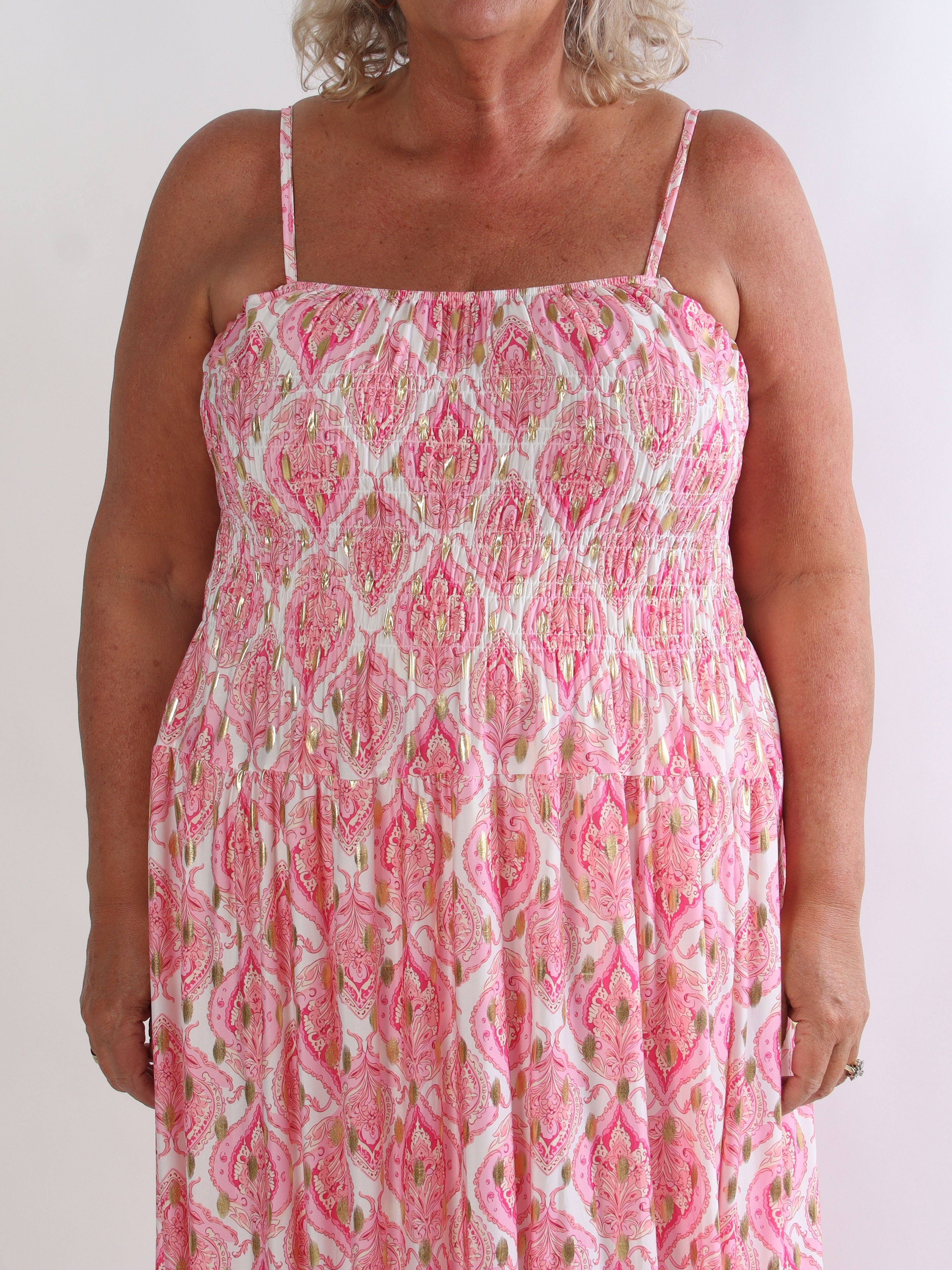 Maira Oasis - Plus size stropkjole med guld dutter og smock henover brystet