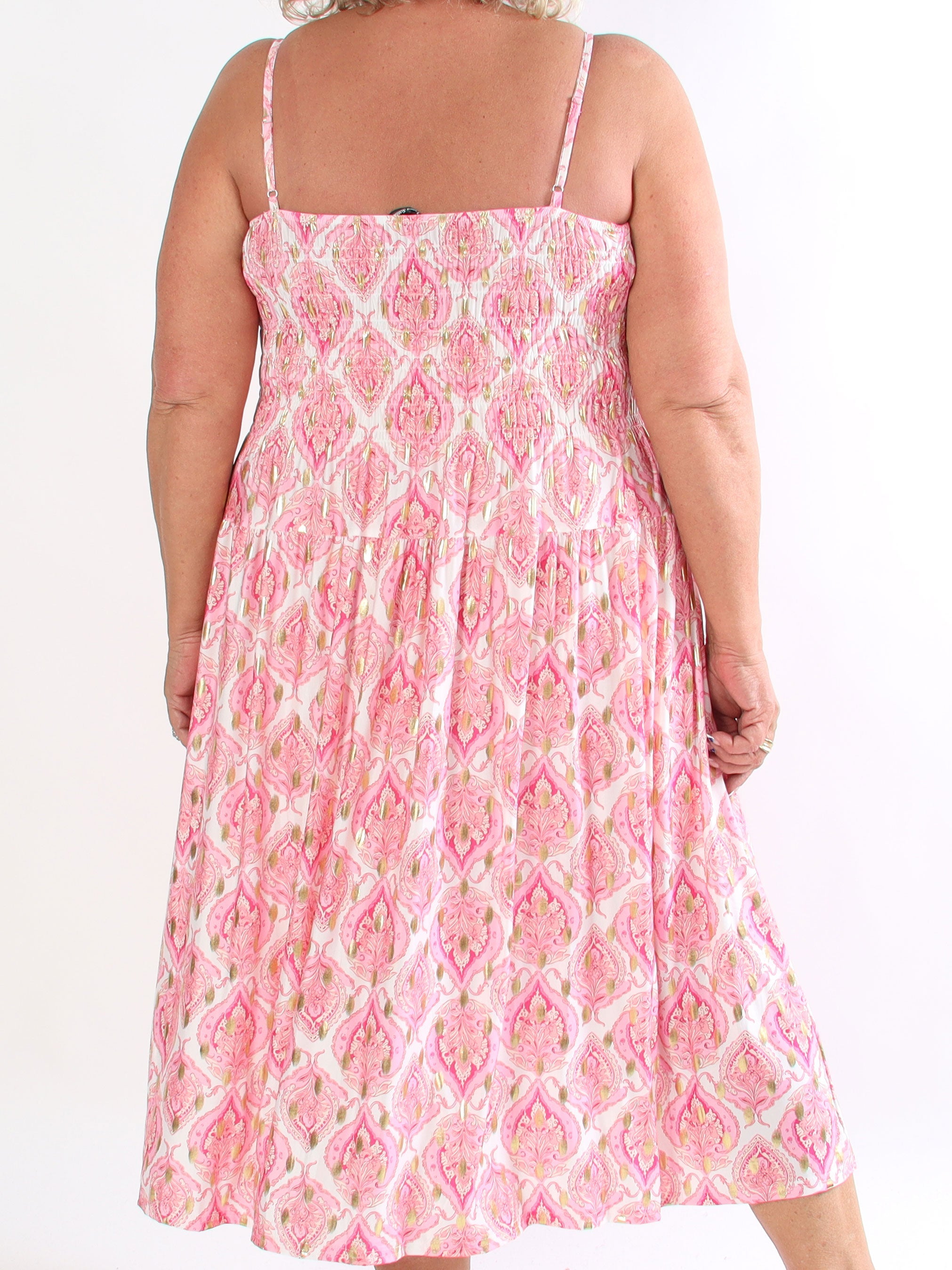Maira Oasis - Plus size stropkjole med guld dutter og smock henover brystet