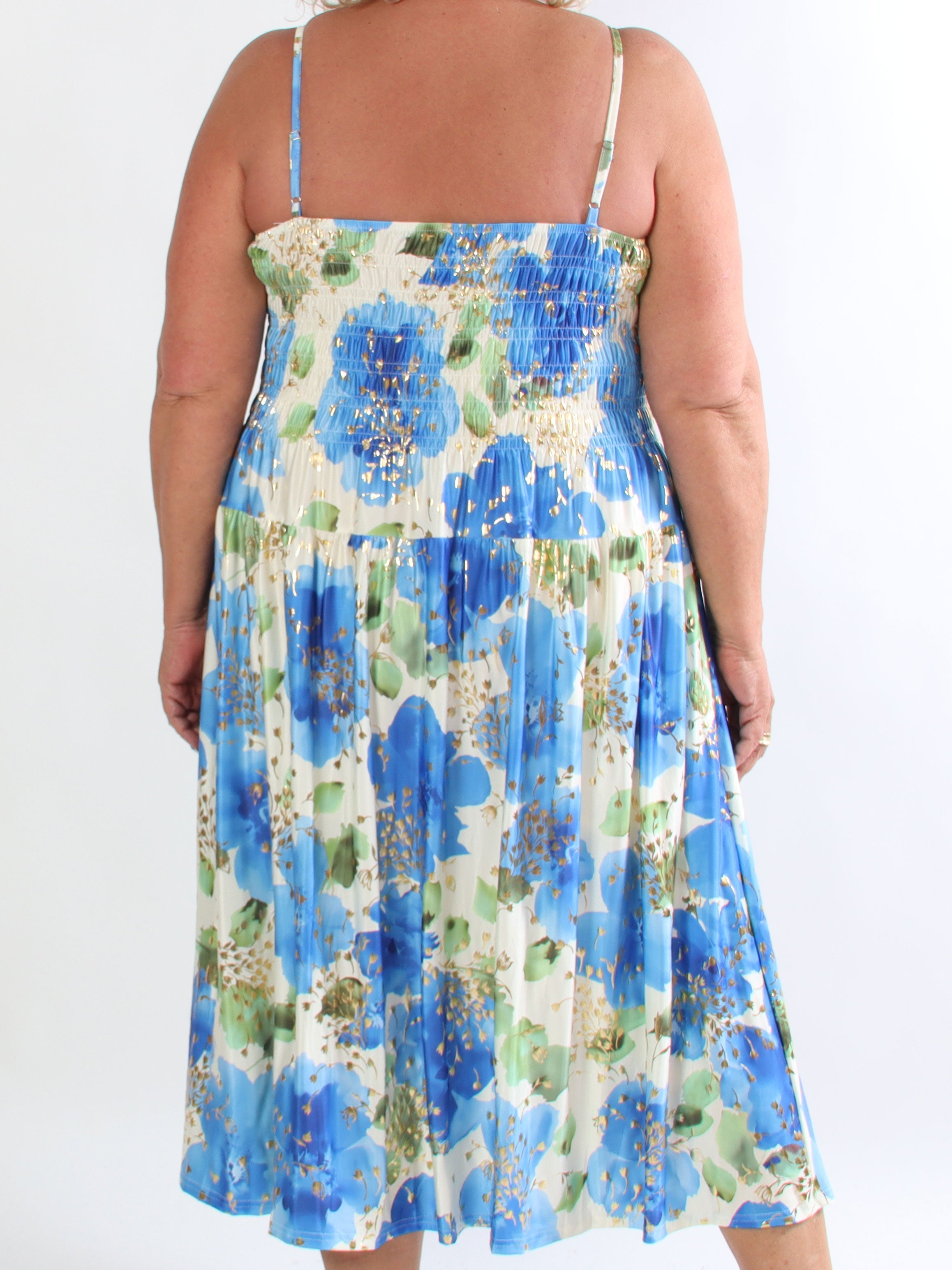 Maira Fiora - Elastisk plus size stropkjole med guld blomster og smock henover brystet