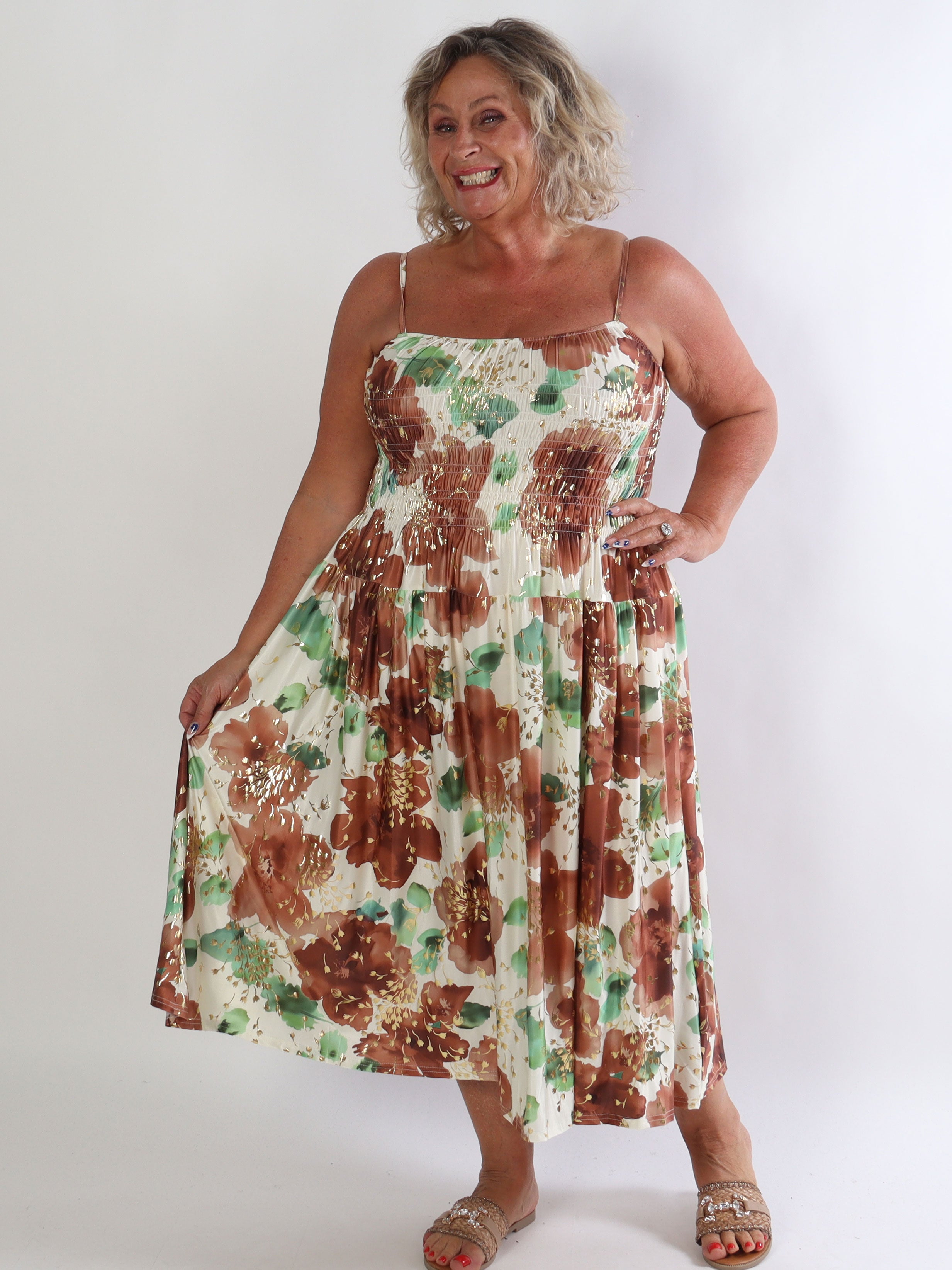 Maira Fiora - Elastisk plus size stropkjole med guld blomster og smock henover brystet