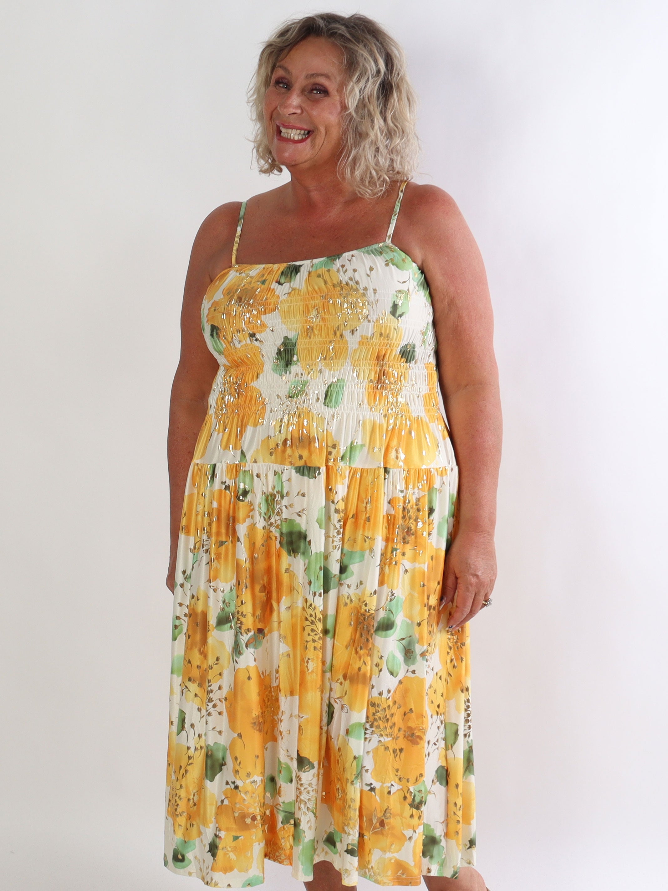 Maira Fiora - Elastisk plus size stropkjole med guld blomster og smock henover brystet