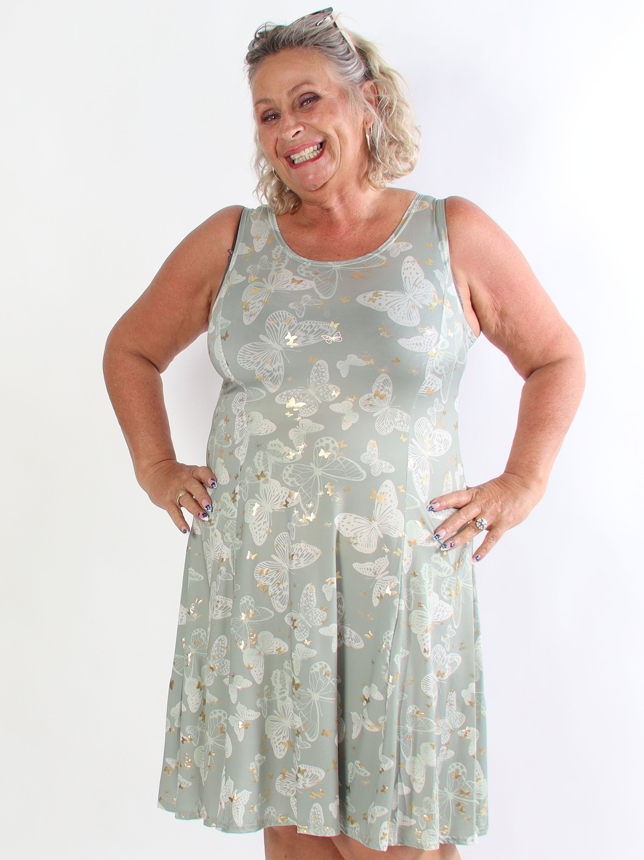 Maj Butterfly - Elastisk plus size sommarklänning i a-linjeform med fjärilstryck