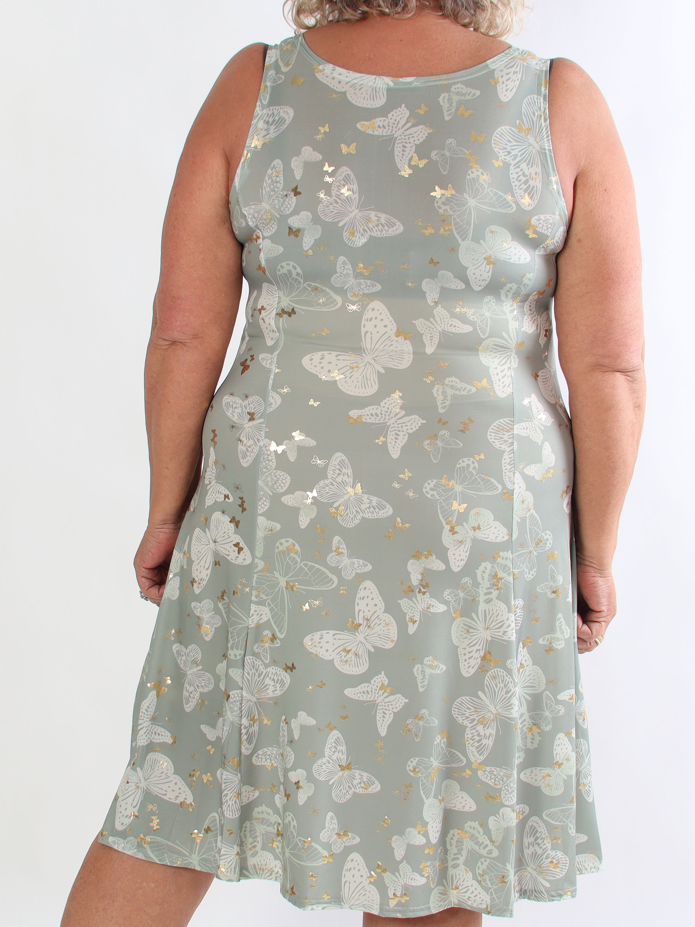 Maj Butterfly - Elastisk plus size sommarklänning i a-linjeform med fjärilstryck