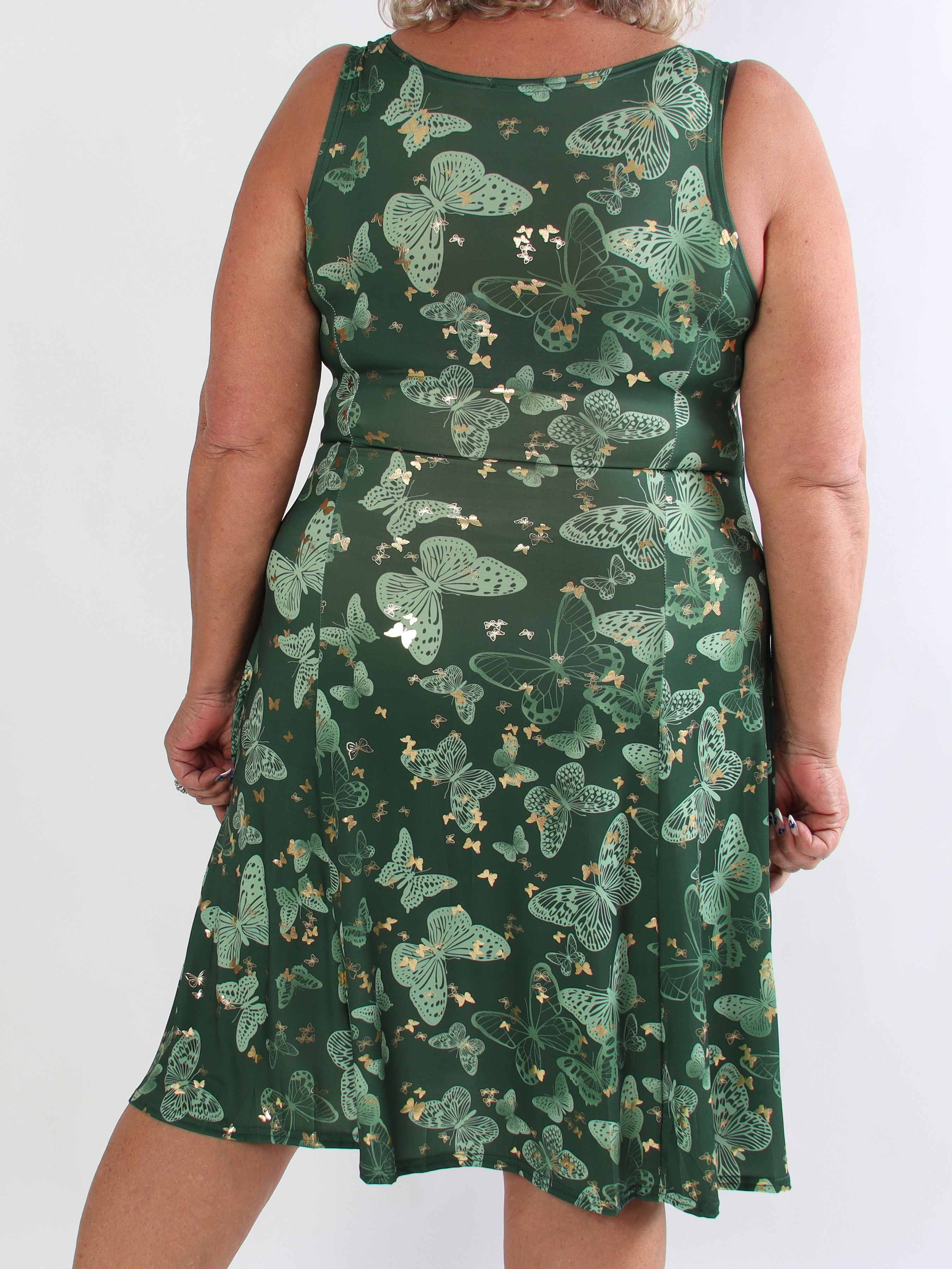 Maj Butterfly - Elastisk plus size sommarklänning i a-linjeform med fjärilstryck