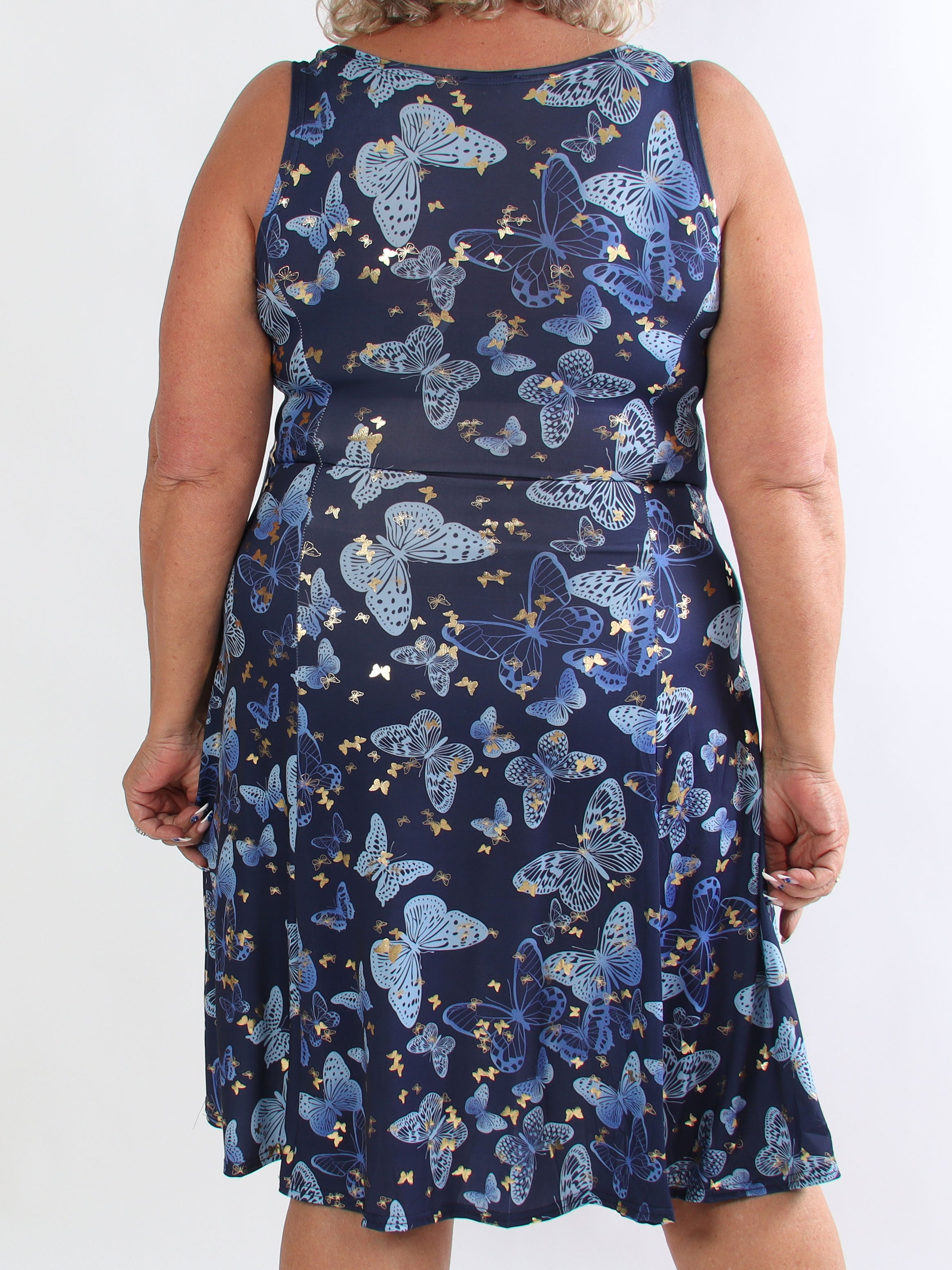Maj Butterfly - Elastisk plus size sommarklänning i a-linjeform med fjärilstryck