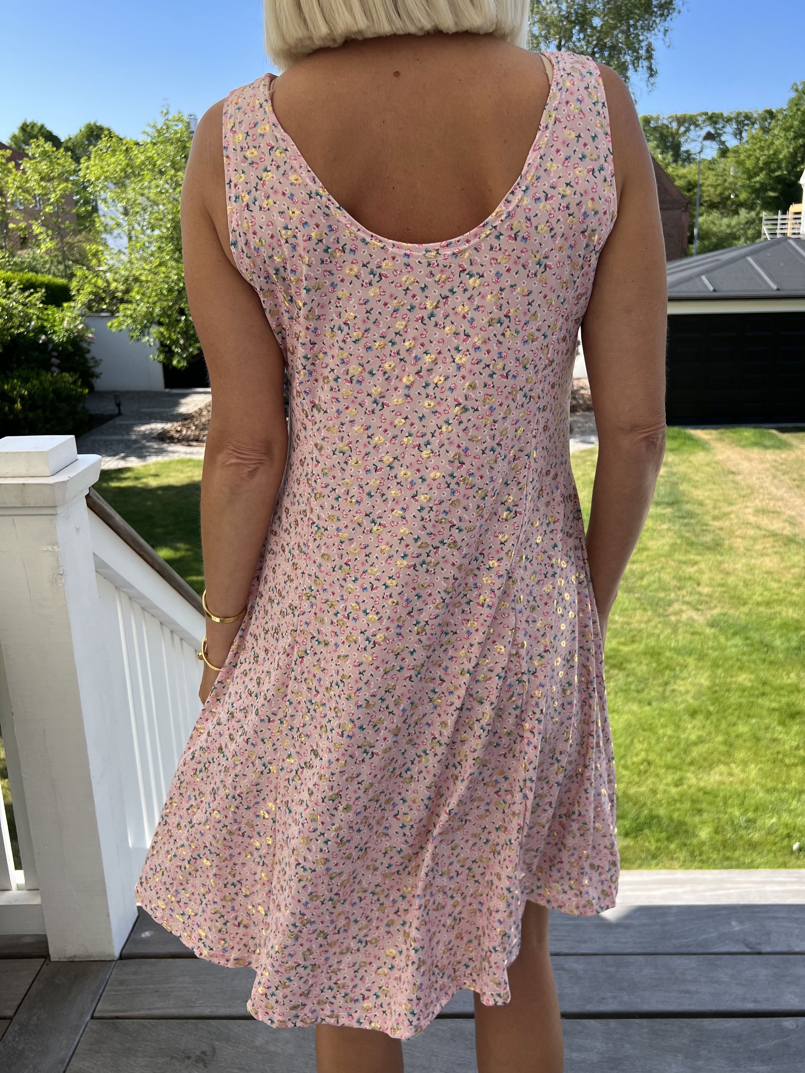 Maj Gold Flower - Söt elastisk sommarklänning med mönster