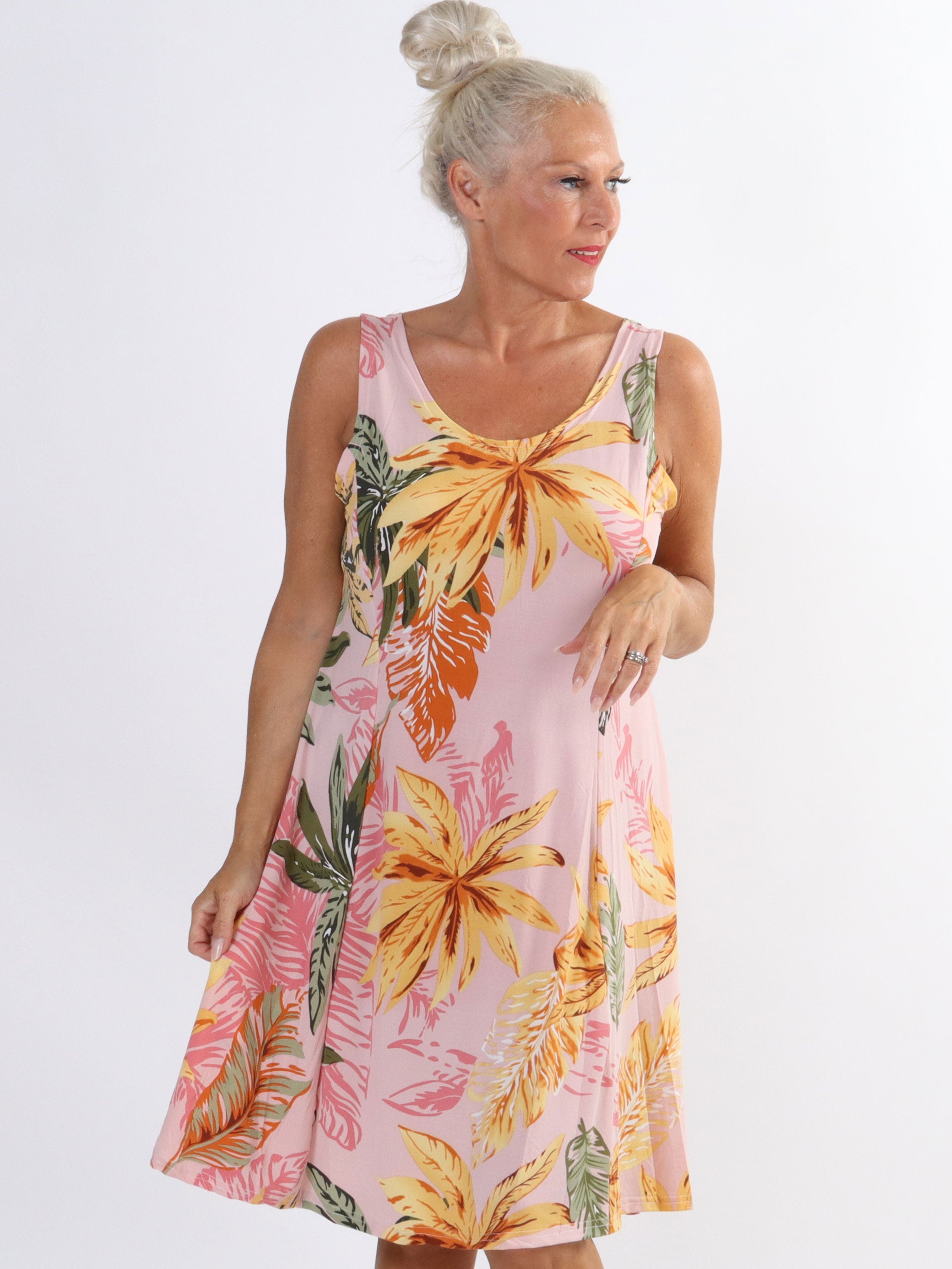 Maj Tropical - Söt elastisk plus size sommarklänning med mönster