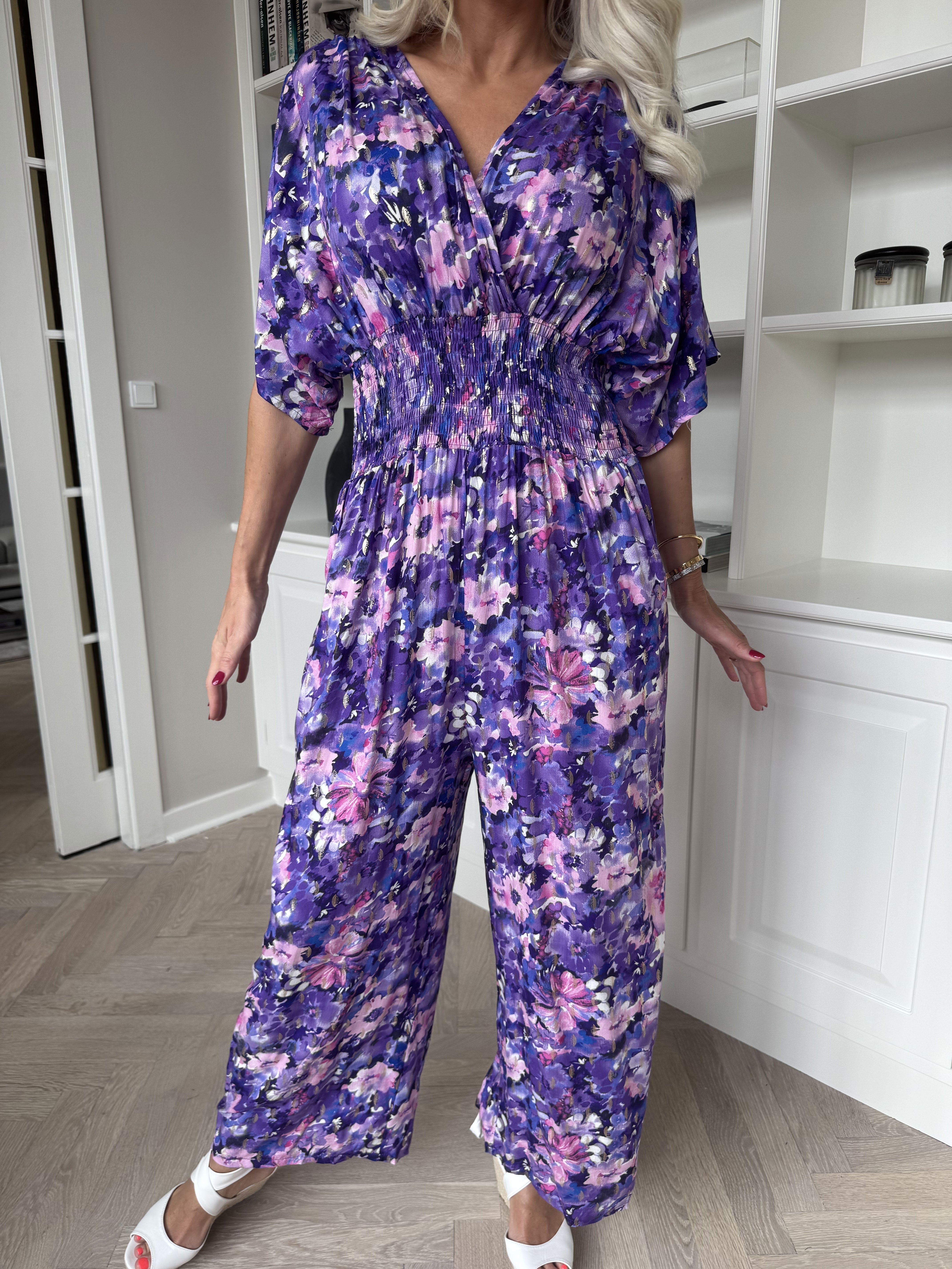 Malaika - Byxdress med blommigt tryck och gulddetaljer