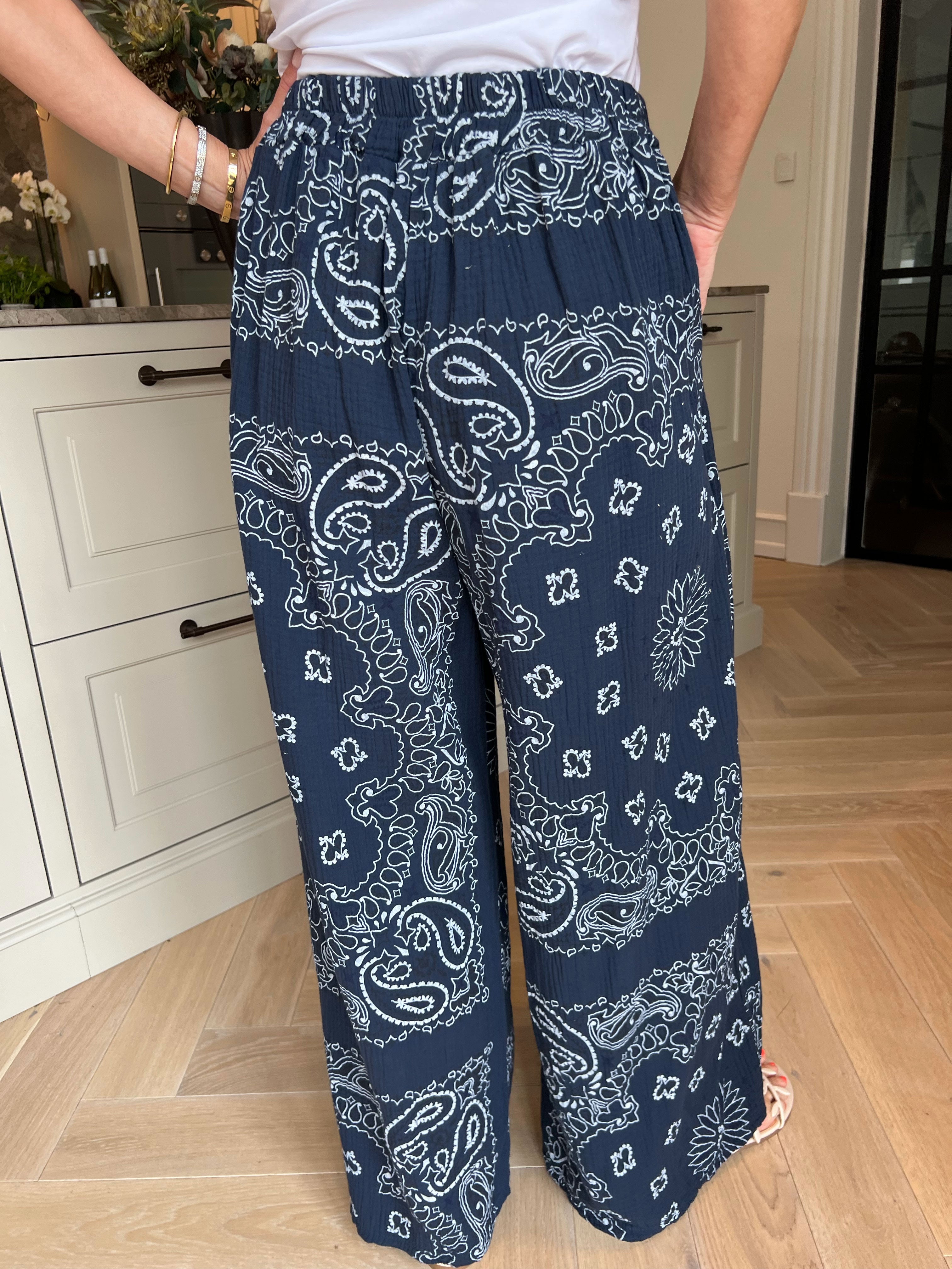 Malina - Bløde musselinbukser i bomuld med elegant paisley mønster