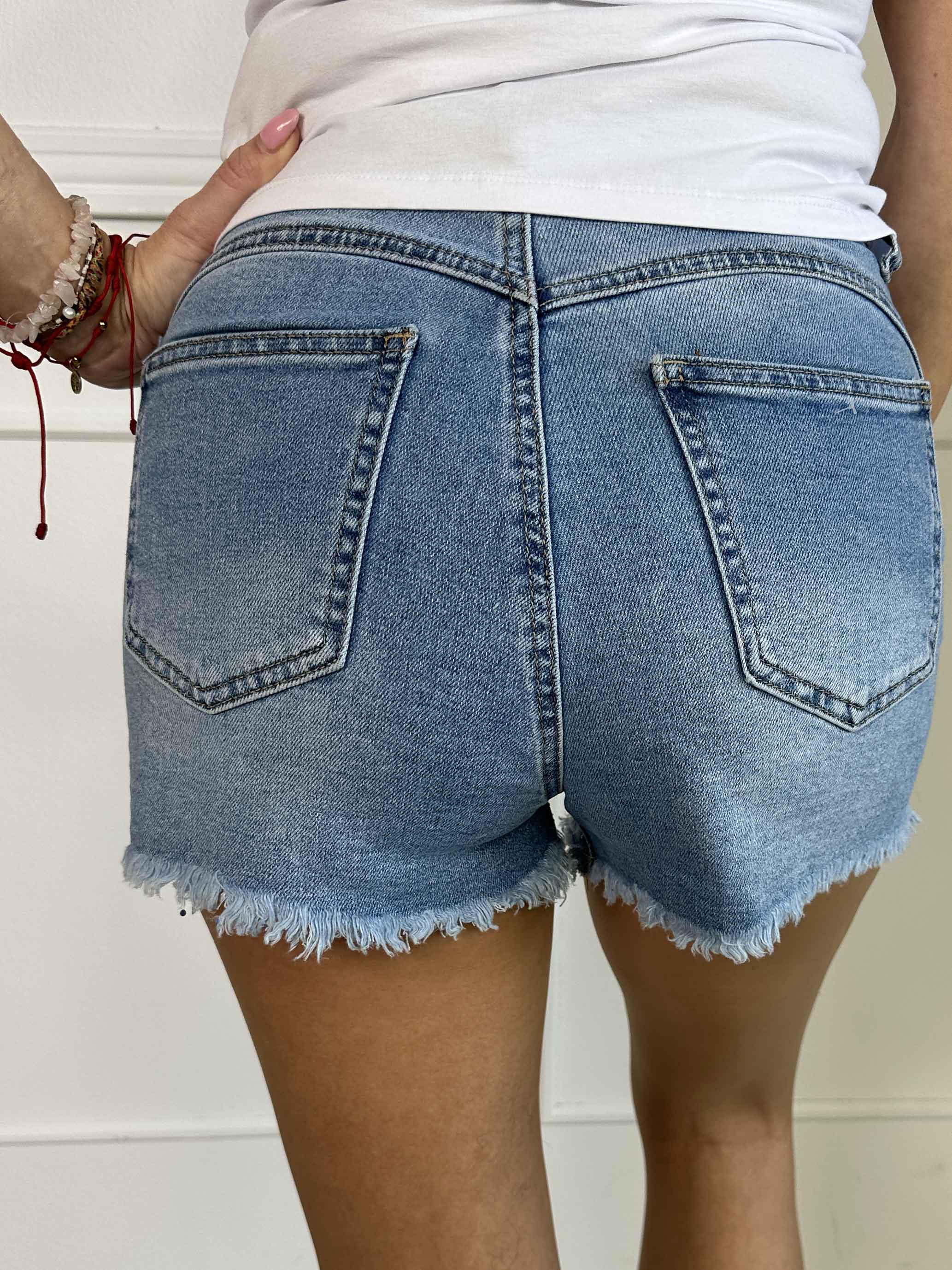 Malou - Jeansshorts med utsmyckning av gjutformar