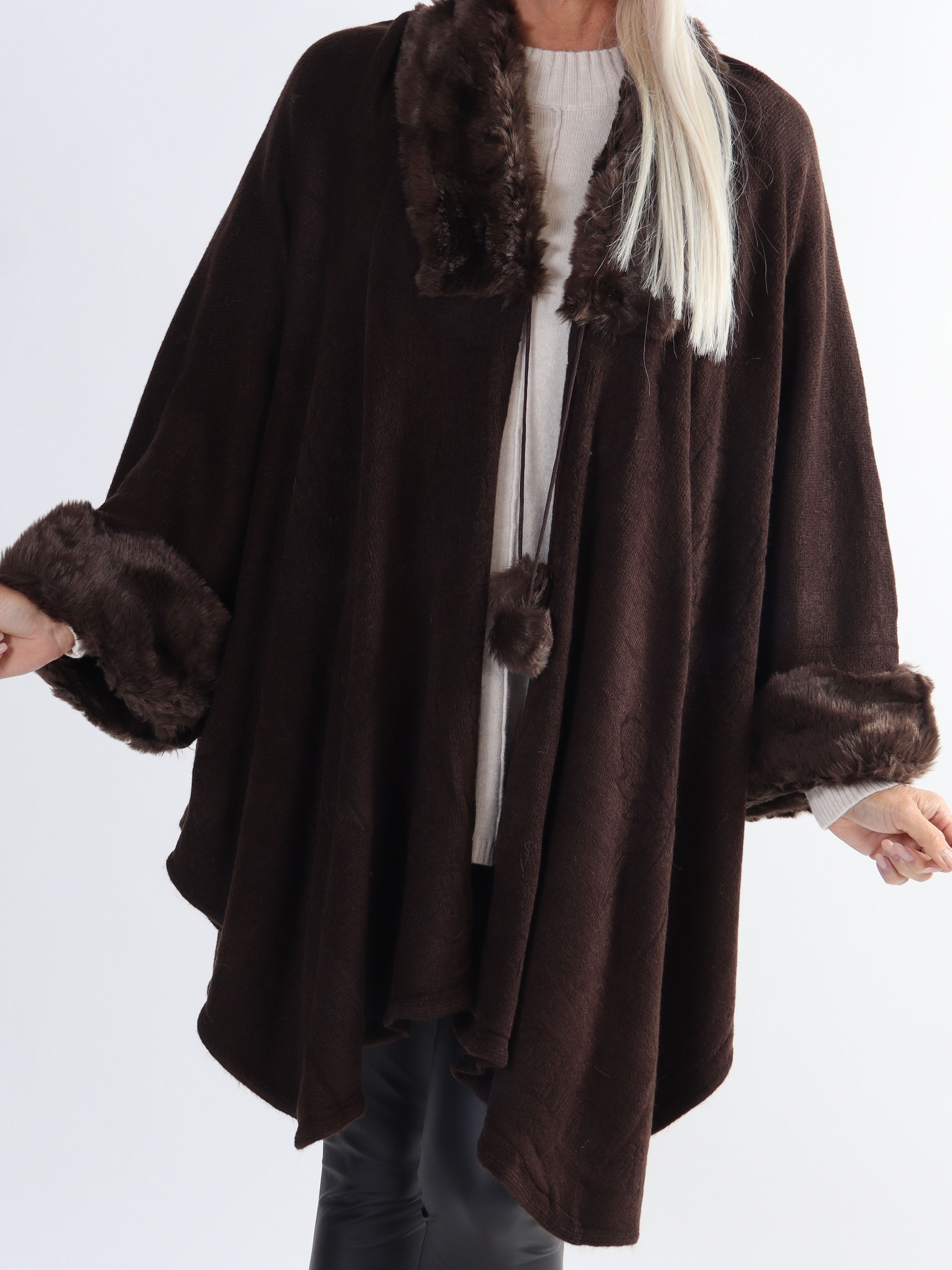 Manon - Plus size poncho med faux fur kant