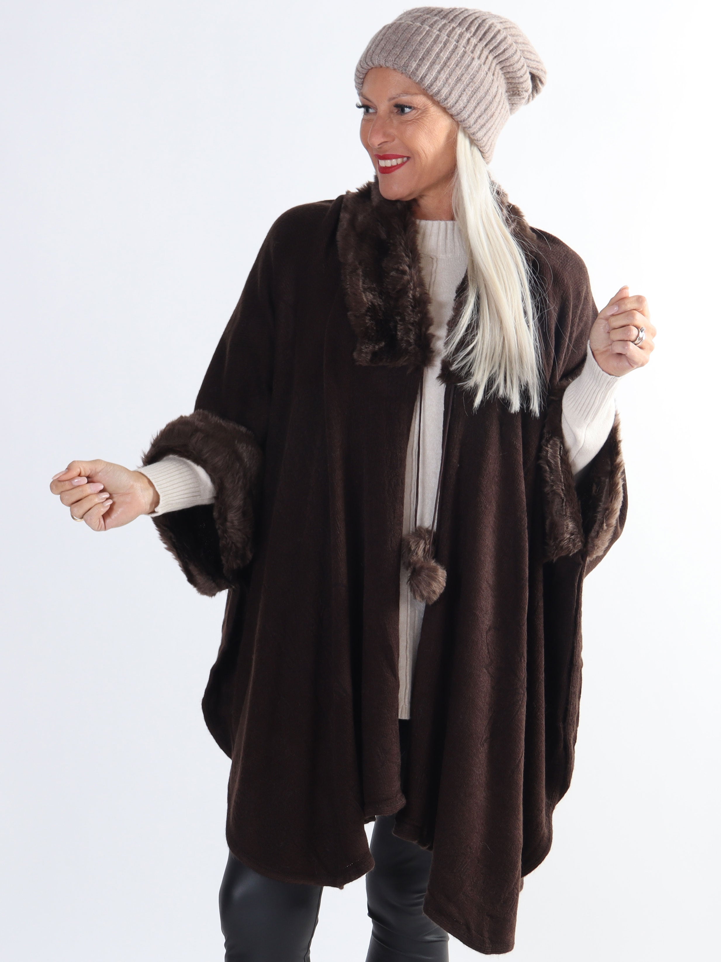 Manon - Plus size poncho med faux fur kant