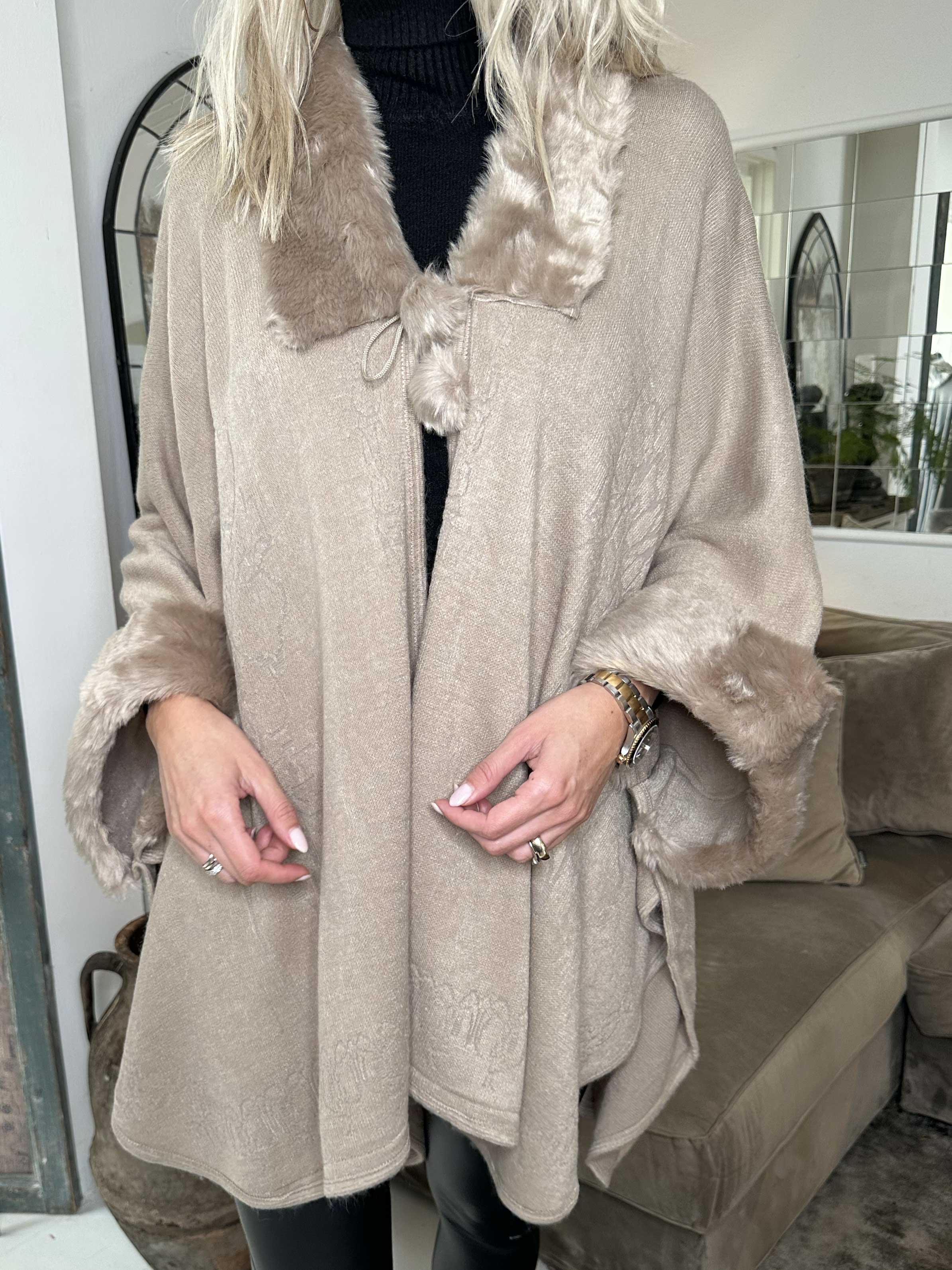 Manon - Poncho med faux fur kant