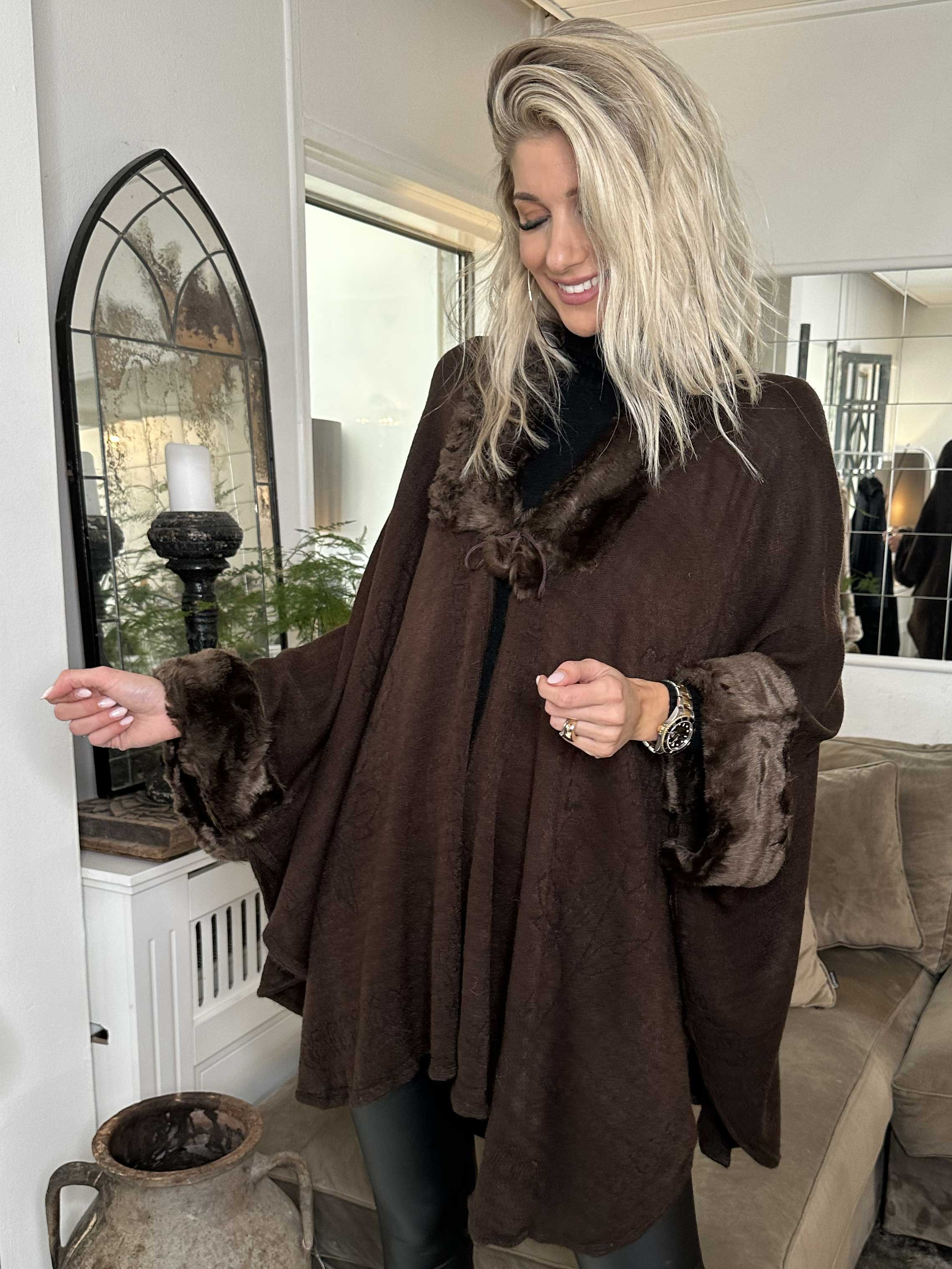 Manon - Poncho med faux fur kant