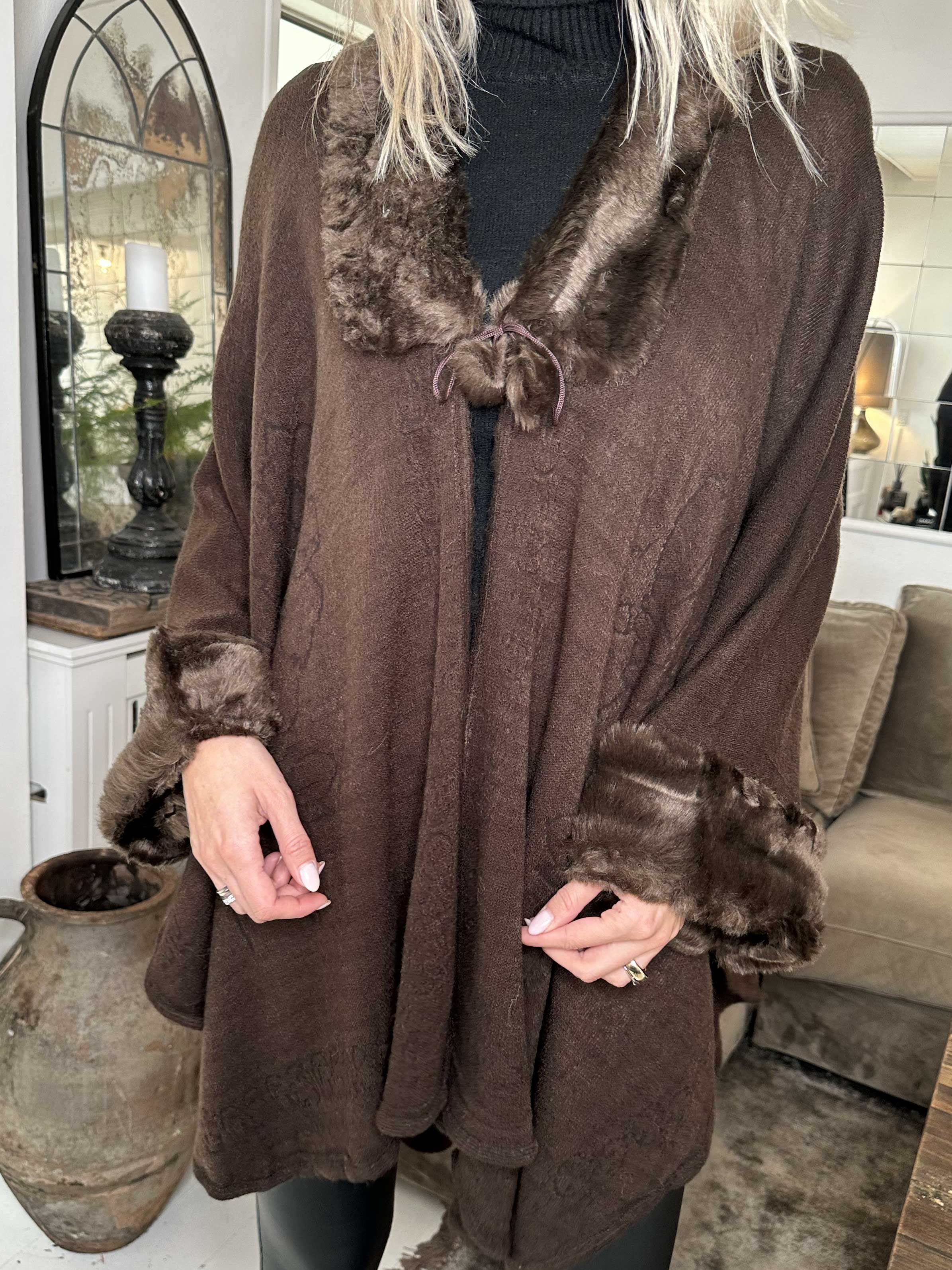 Manon - Poncho med faux fur kant