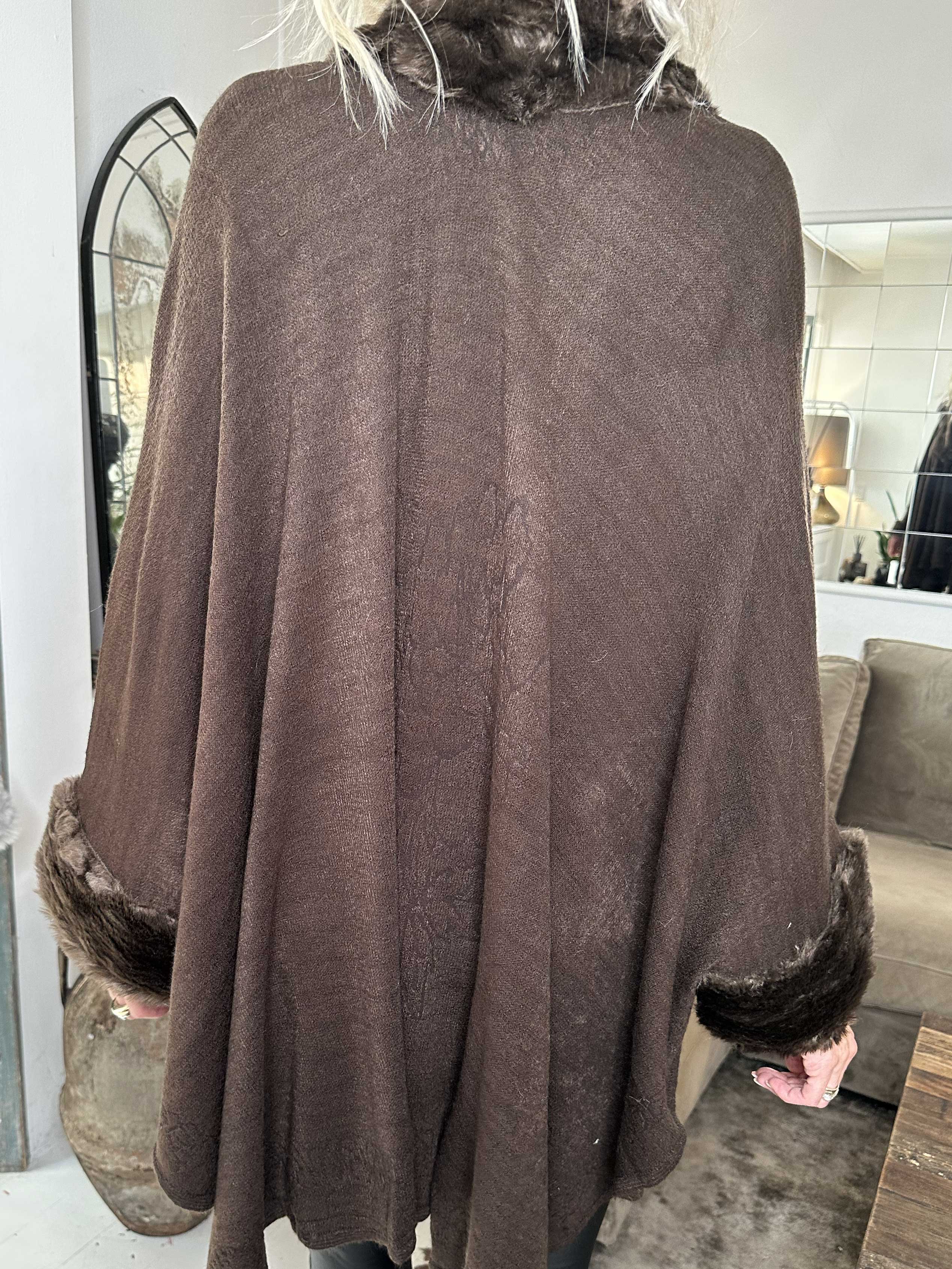 Manon - Poncho med faux fur kant