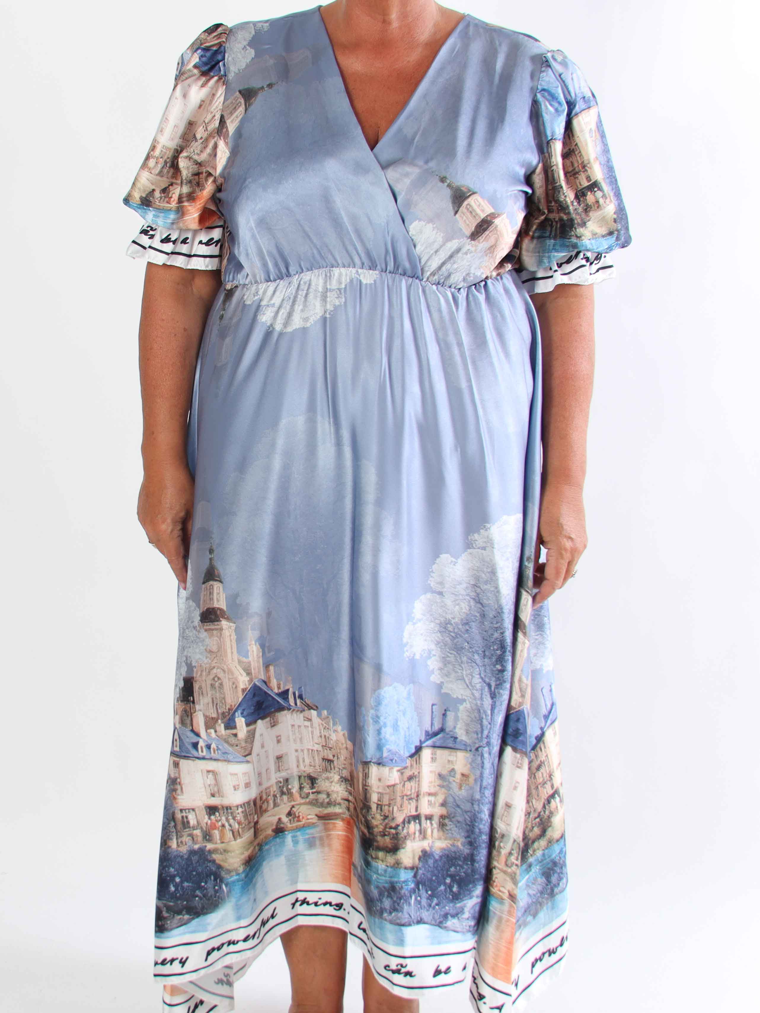 Manuela - Plus size kjole med bylandskabsmotiv på ærmerne og langs kanten forneden