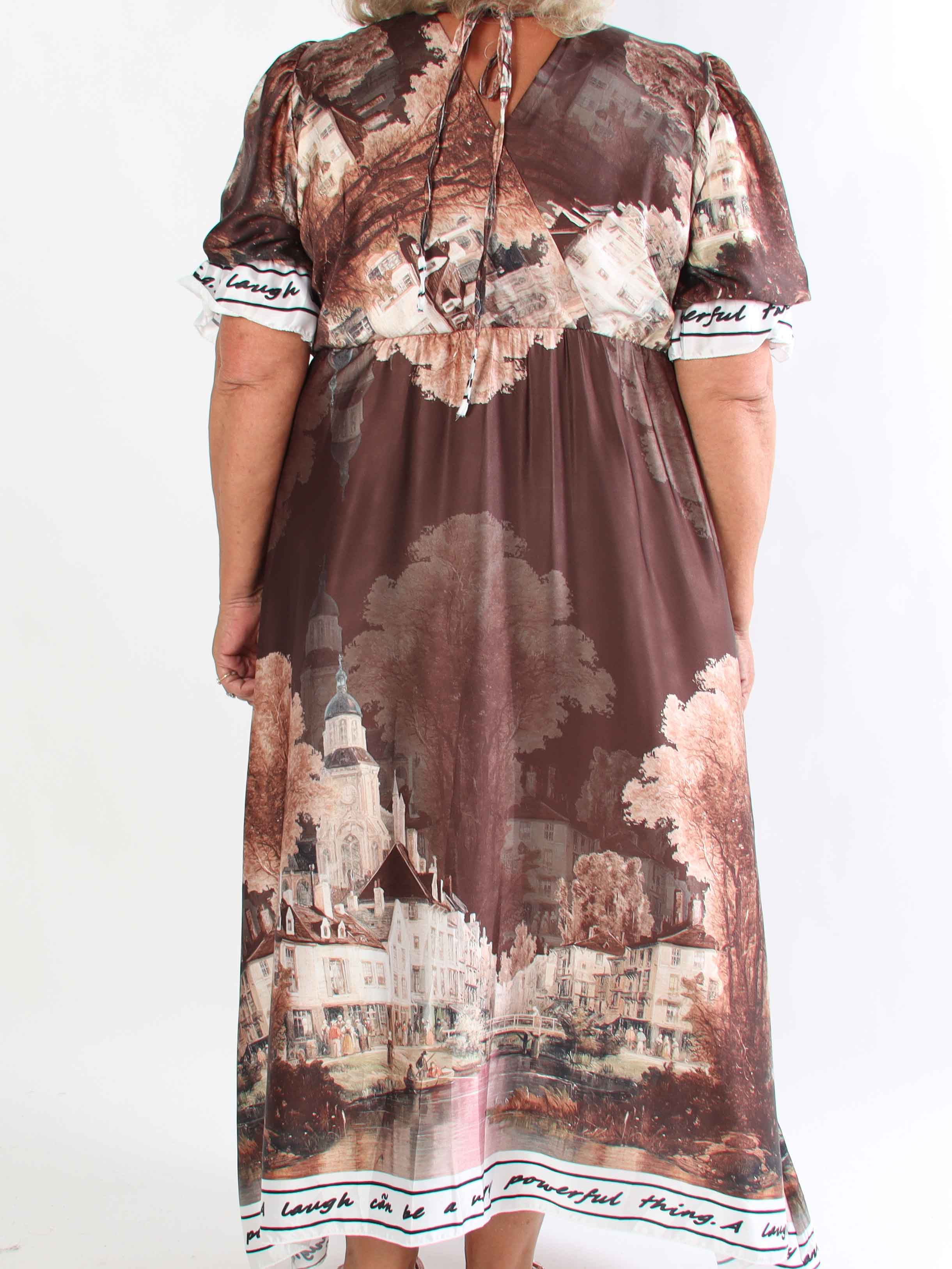 Manuela - Plus size kjole med bylandskabsmotiv på ærmerne og langs kanten forneden