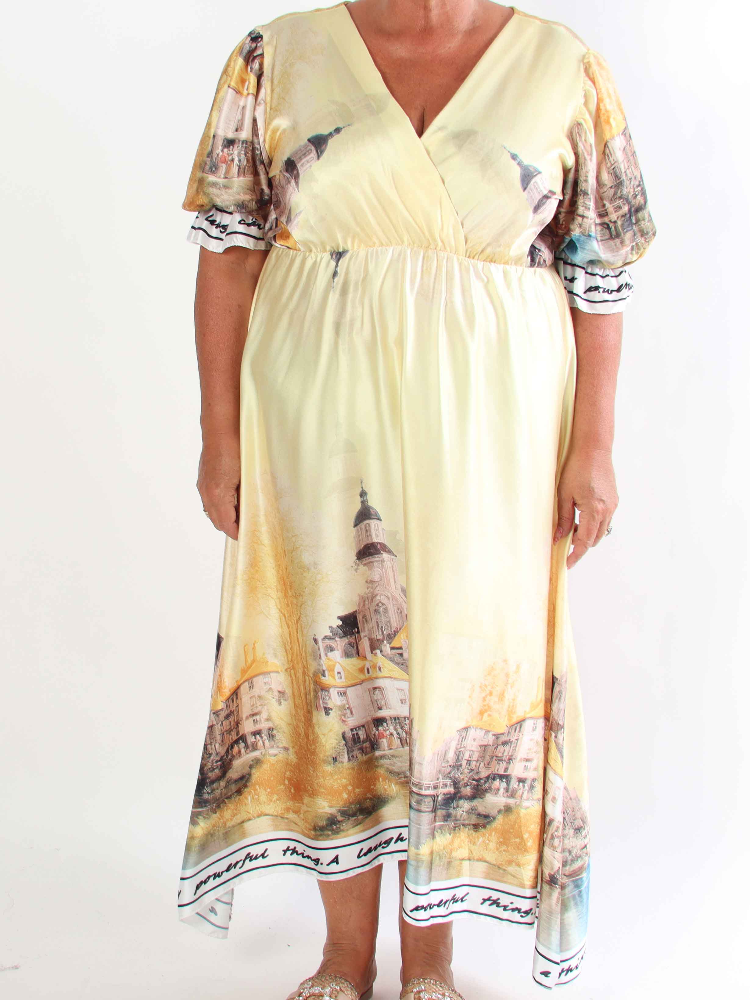 Manuela - Plus size kjole med bylandskabsmotiv på ærmerne og langs kanten forneden