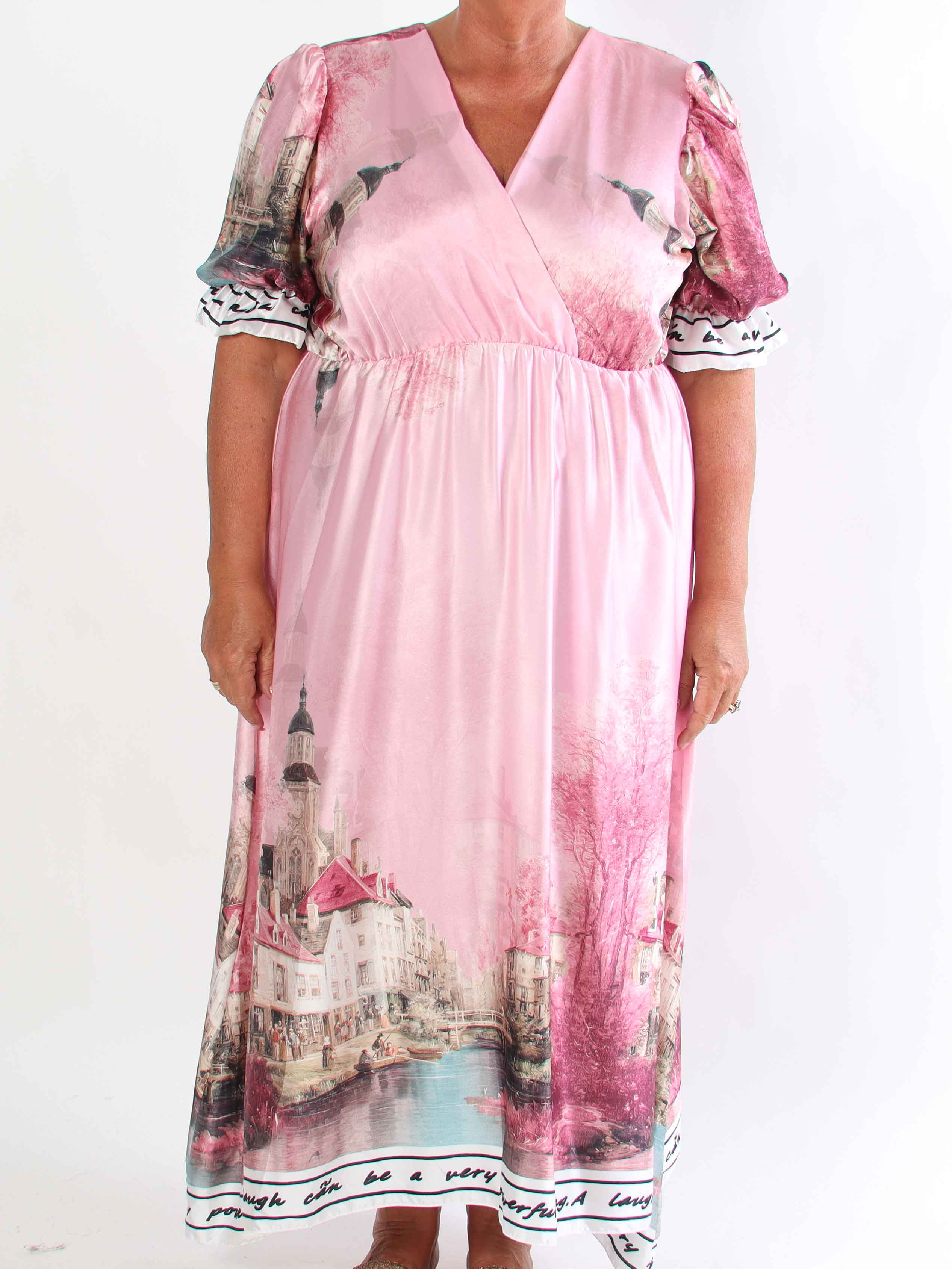 Manuela - Plus size kjole med bylandskabsmotiv på ærmerne og langs kanten forneden