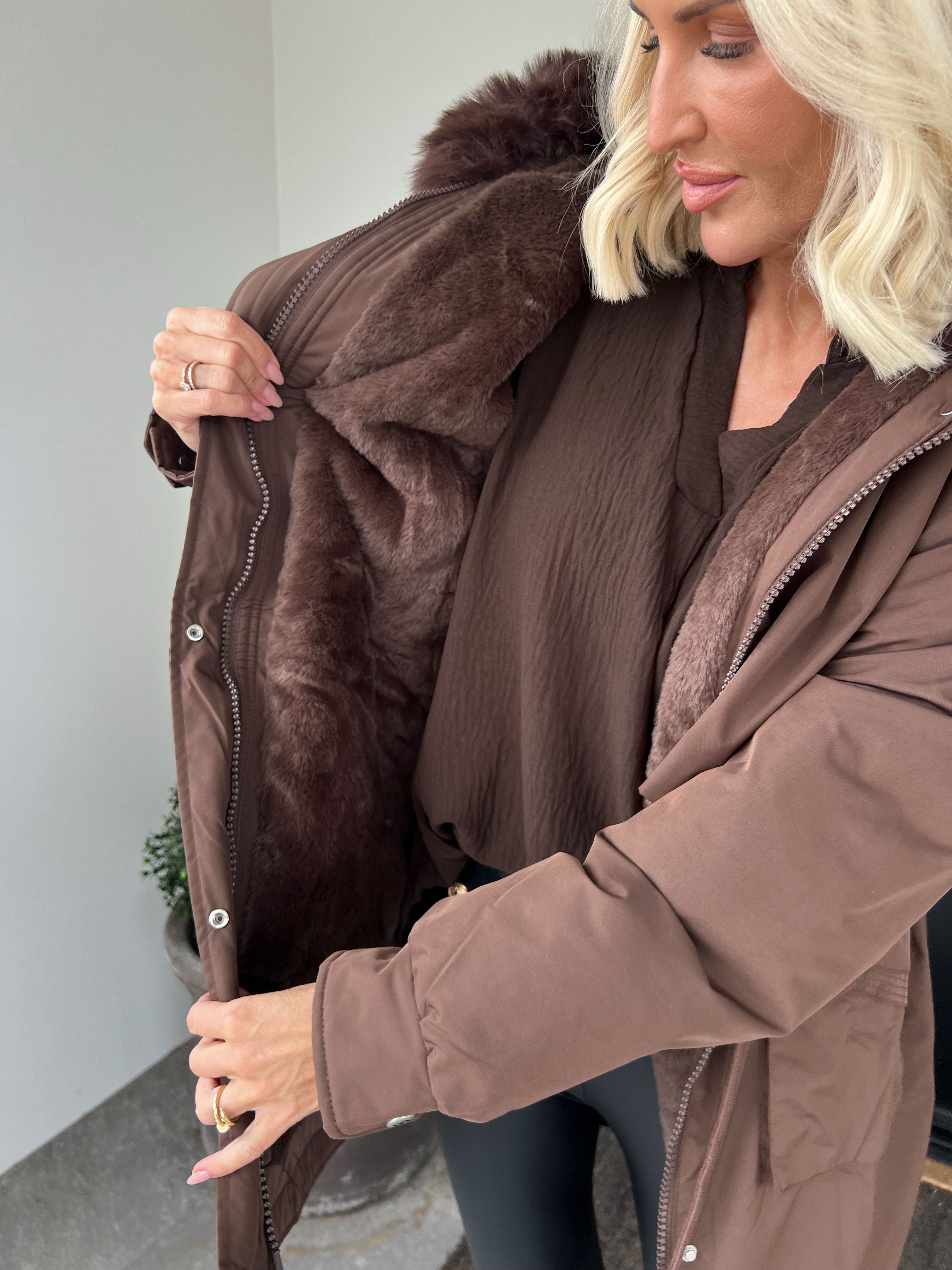 Maple – Varm dunjacka med huva och fuskpäls