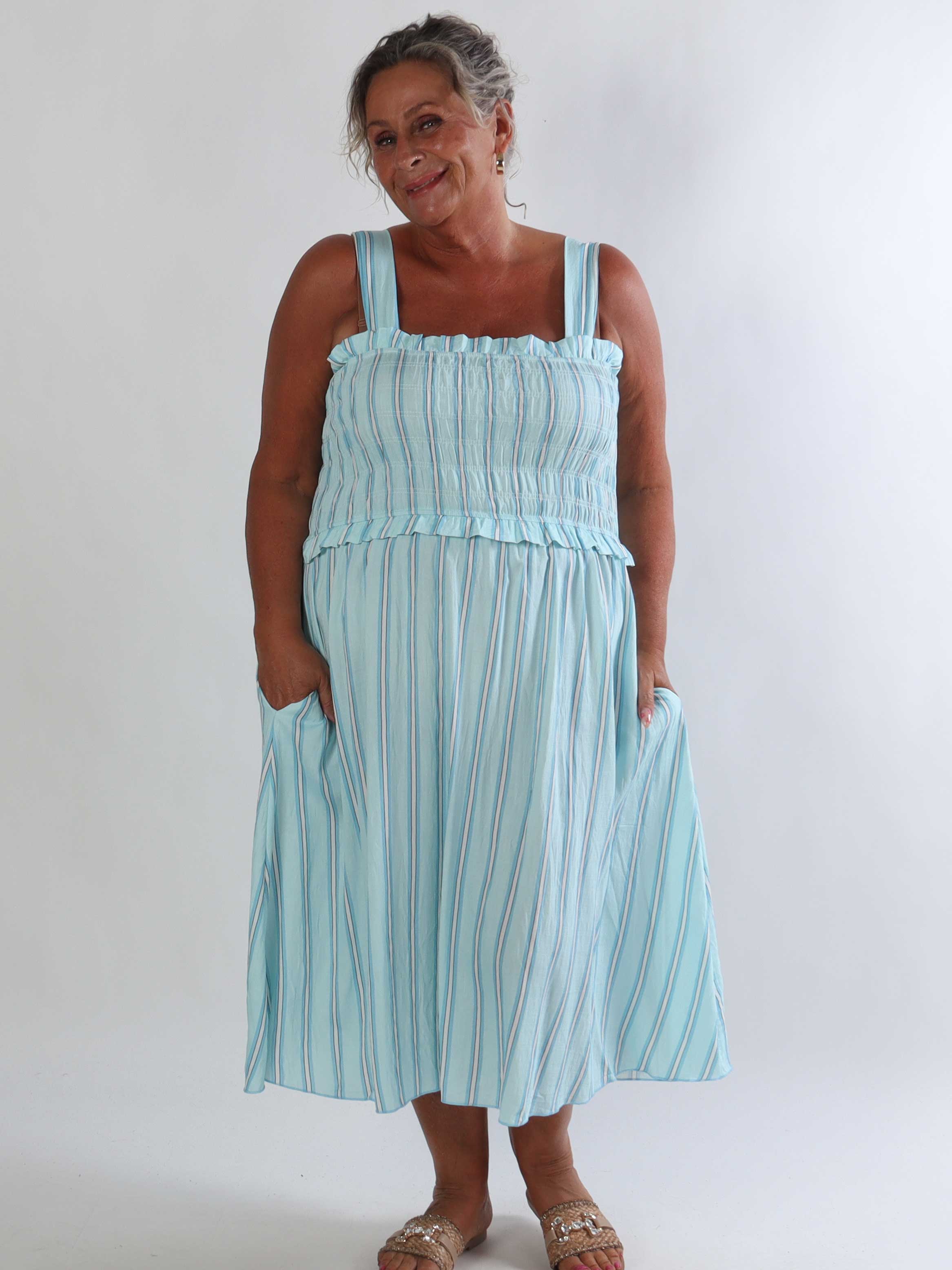Marisol Stripe - Randig plus size sommarklänning i viskos med smock över bröstet