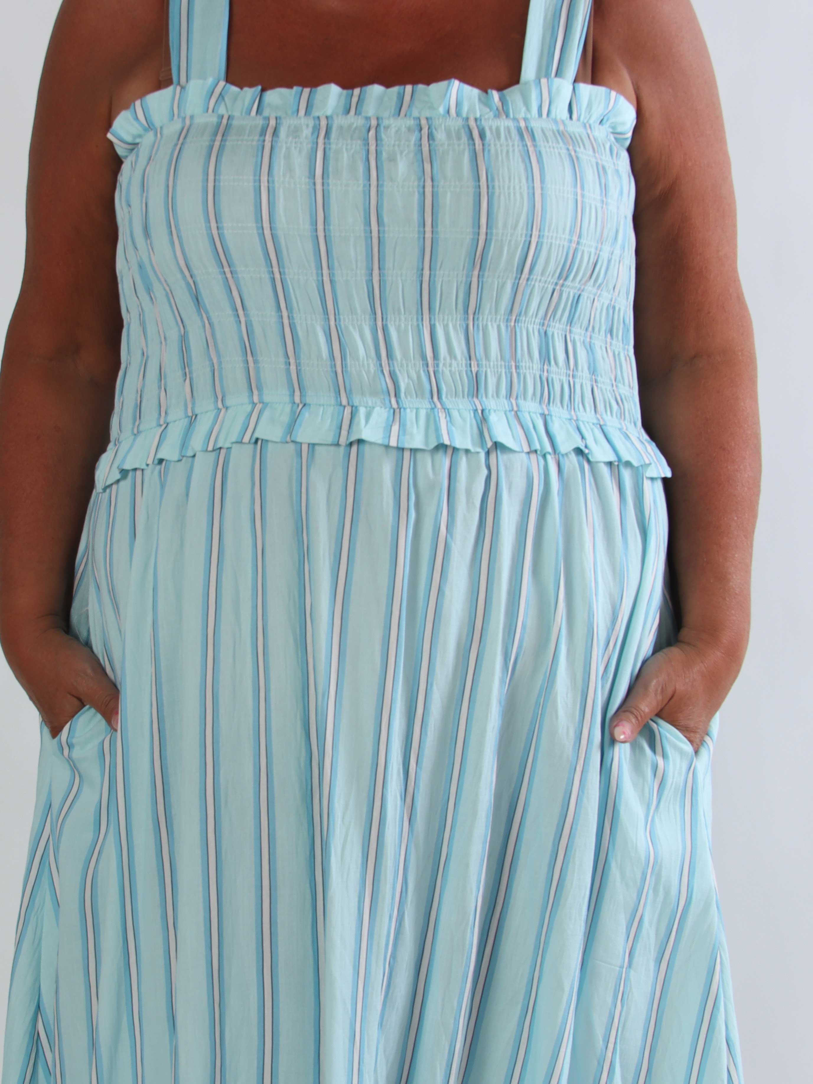 Marisol Stripe - Randig plus size sommarklänning i viskos med smock över bröstet